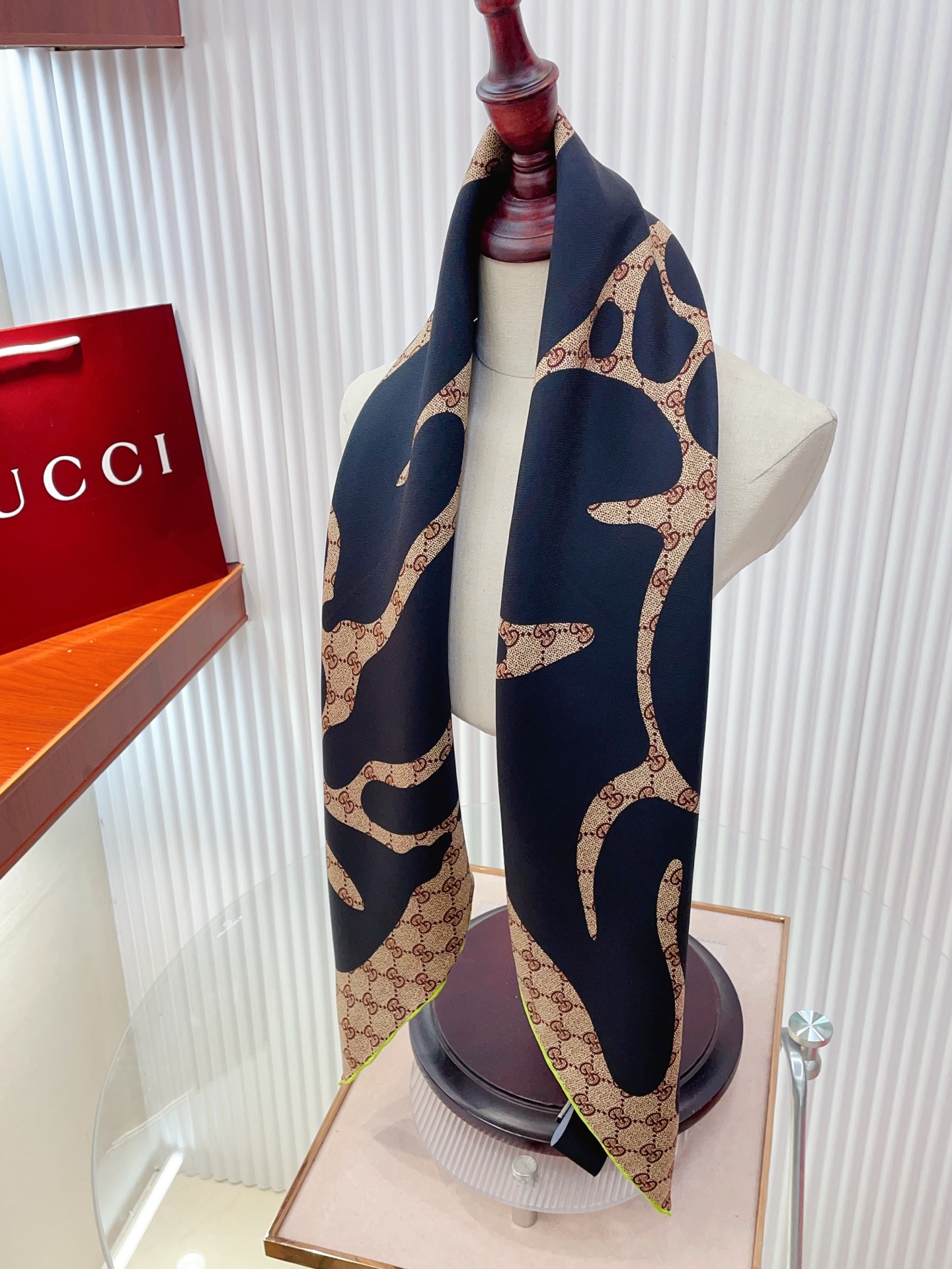 ✨✨【18姆米 双面同色】G家真丝新款🆕👏👏买了都说好看‼️推荐💕真丝方巾，顶级工艺超值‼️专柜爆款🎁💟