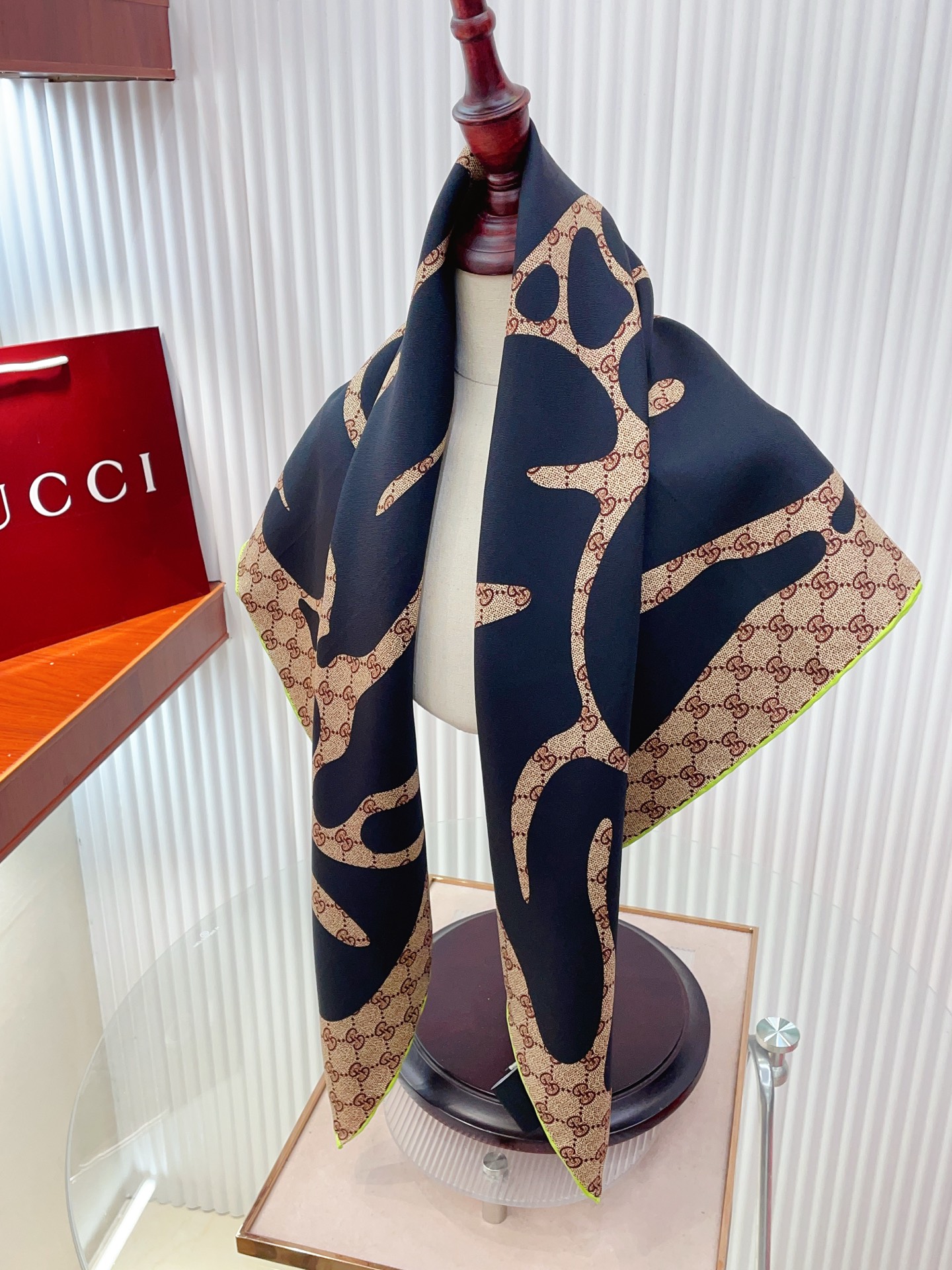 ✨✨【18姆米 双面同色】G家真丝新款🆕👏👏买了都说好看‼️推荐💕真丝方巾，顶级工艺超值‼️专柜爆款🎁💟