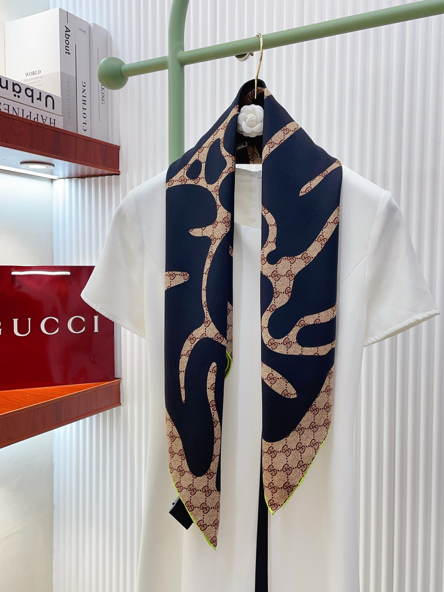 ✨✨【18姆米 双面同色】G家真丝新款🆕👏👏买了都说好看‼️推荐💕真丝方巾，顶级工艺超值‼️专柜爆款🎁💟