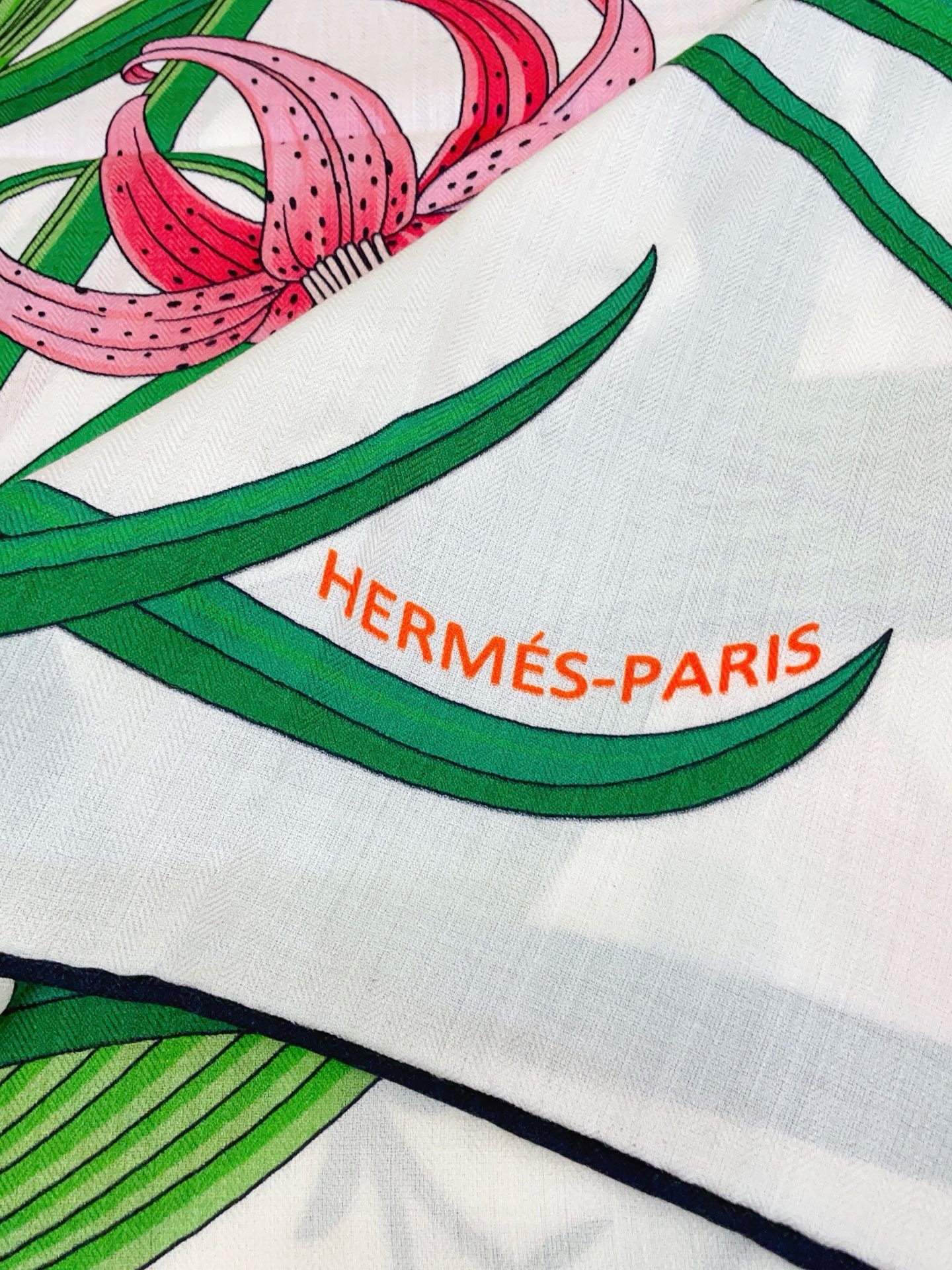 ✨✨【双面同色 丝毛款】H家羊绒新款 买了都说好看‼️推荐💕【永生花束 140】羊绒方巾‼️H家ZG爆款