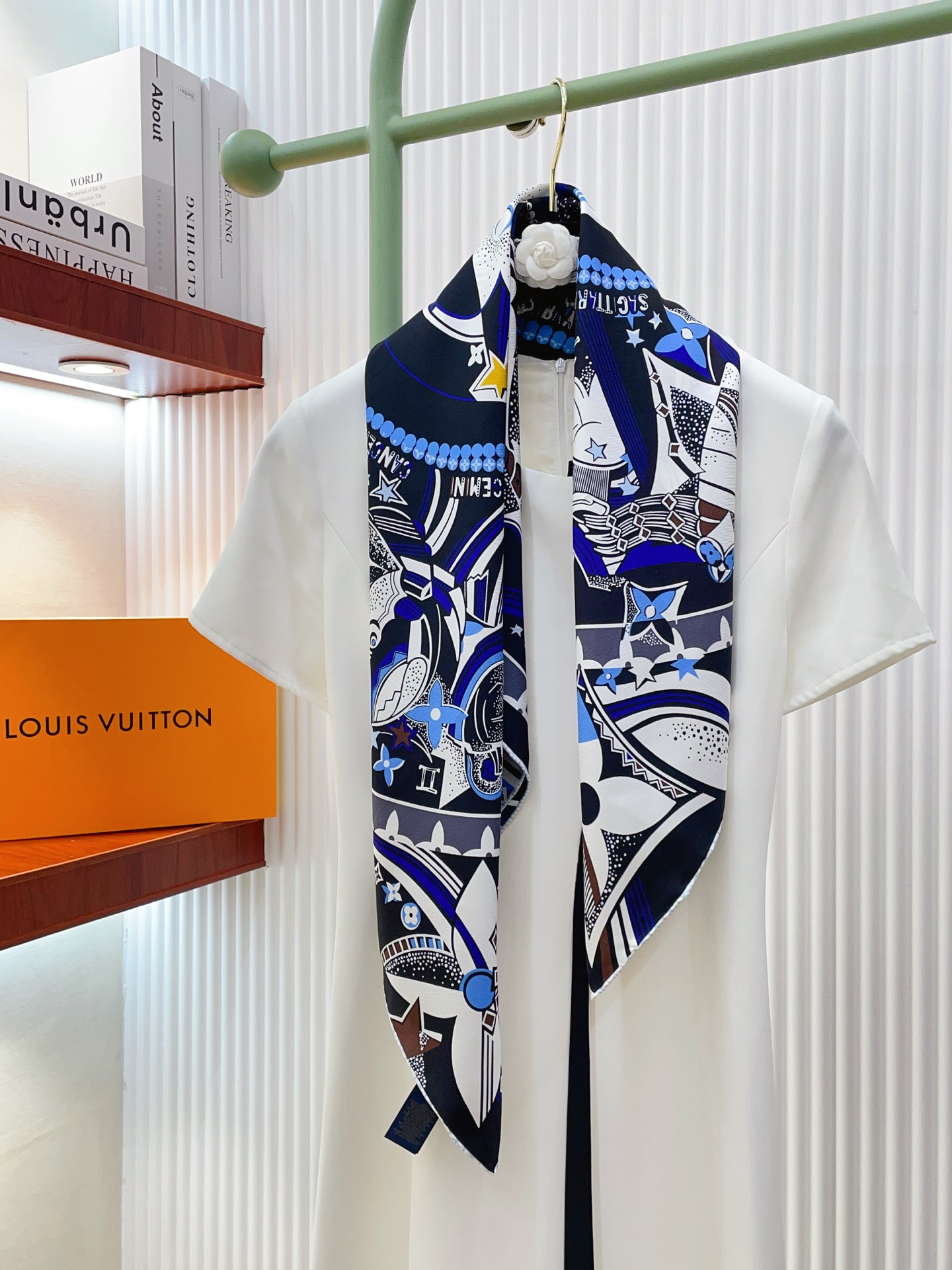 NO:727394,【18moomi  Double-sided same color] I love the upper body effect and it has just been put on the shelves. The latest model of L* is very attractive. Elements of L have always been the aura of high-end women. The combination of fashion and femininity is just right. This combination is really fashionable and elegant and feminine. It is very suitable for daily wear. The color matching and feel, gloss and hemming are very good, and the custom-grade fabric makes the scarf easier to style. It is a very heavy and luxurious design, but the upper body is very noble!  A simple foundation with this scarf, the simple matching gives people a very comfortable and tasteful big-name feel... Recommended 90*90cm top twill silk square scarf high version scarf, high version scarf, real silk19860909【18姆米 双面同色】上身效果疯狂的喜欢专柜也是刚刚上架的,L*最最新款~非常有看头,L的这类元素一直是高级女人的气场感,时髦和女人味融合的刚刚好这样的搭配真的是好时髦,优雅女人味非常适合日搭的配色手感,光泽感,卷边都做的非常好,定制级面料.赋予了围巾更非常容易造型.非常重磅奢华的设计,上身却别样衬得人高贵气质！简单的打底配此款围巾,简单的搭配却给人非常舒适有品味的大牌感…推荐90*90cm顶级斜纹真丝方巾高版本围巾,高版本围巾,real silk,scarf