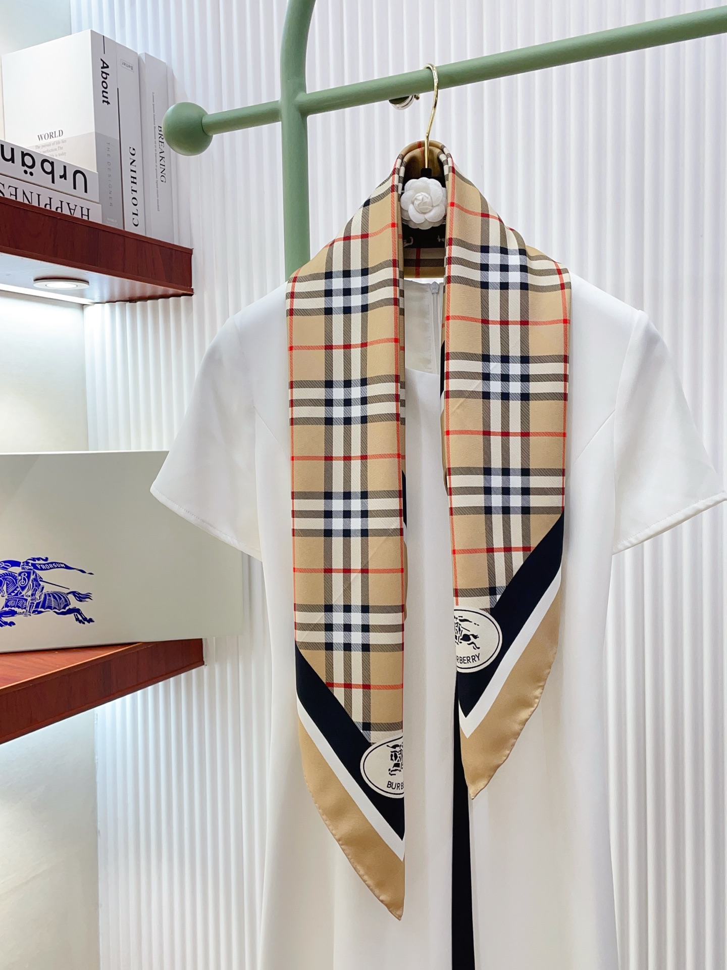 NO:727404,【18moomi  Both sides are the same color] The B family silk scarf has a high-end sense of high-end fashion style. The color matching is very sophisticated, the pattern is ingenious, and the upper body is simply stunning. It can be integrated into daily items and can be matched with very young dressing styles. It is enough to make any mediocre clothing stunning, and has rich matching functions  Soft. The feel, gloss and curling are all very good. Customized fabric. It makes the scarf easier to style. The simple matching gives people a very comfortable and tasteful big-name feel... Recommended 90*90cm top twill silk square scarf high version scarf, high version scarf, real  silk19860909【18姆米 双面同色】B家丝巾高级感爆棚高级时髦风配色非常考究,图案匠心,上身简直美得太惊艳了融入日常的单品,可以搭配很年轻的穿搭方式.它足以让任何一件平庸的服装变得惊艳无比,有着丰富搭配功能柔软.手感,光泽感,卷边都做的非常好,定制级面料.赋予了围巾更非常容易造型.简单的搭配却给人非常舒适有品味的大牌感…推荐90*90cm顶级斜纹真丝方巾高版本围巾,高版本围巾,real silk,scarf