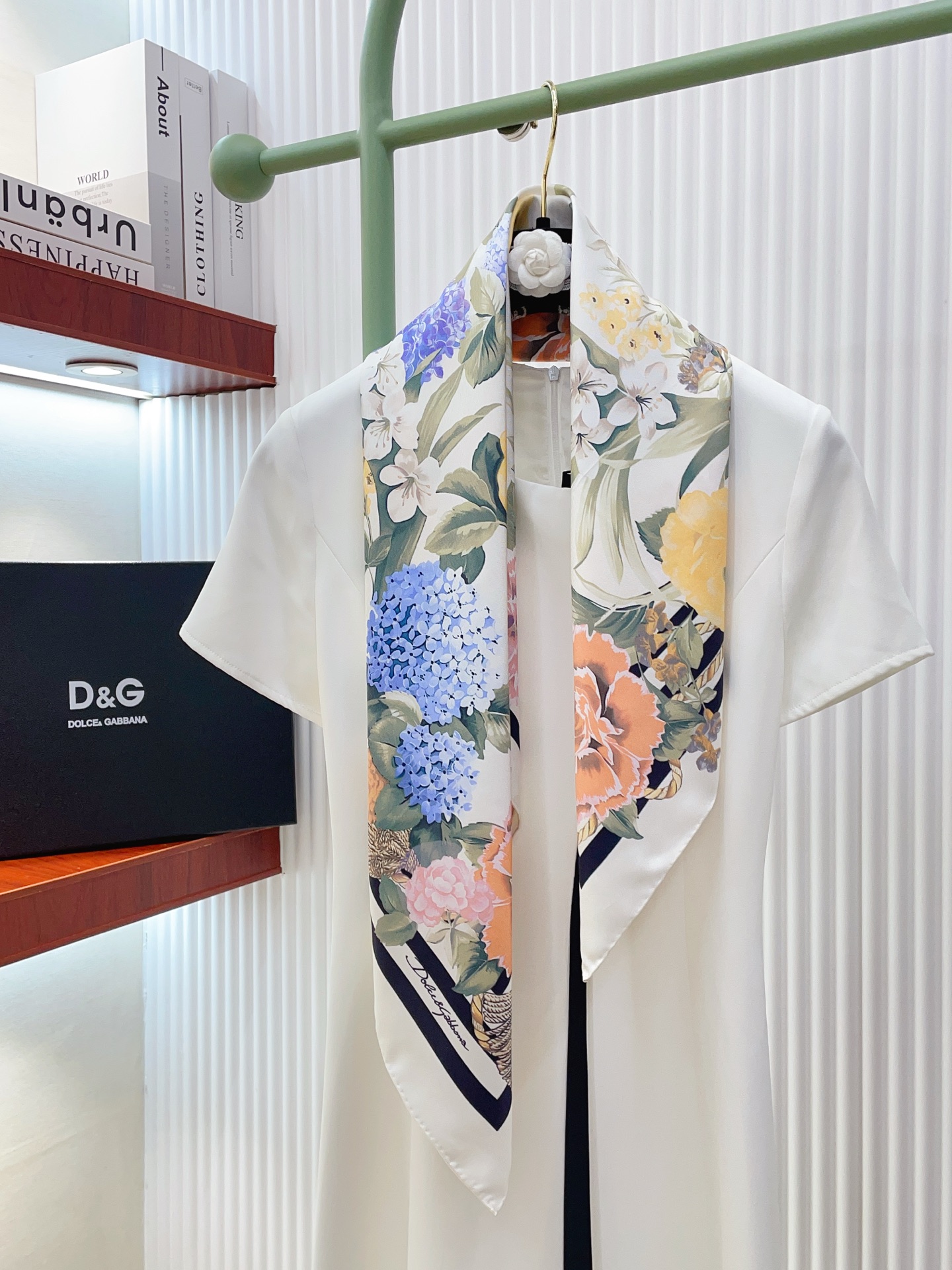 NO:727421,【18moomi  Double-sided same color] I love the upper body effect and it has just been put on the shelves. The latest model from D&G is very attractive. This type of element has always been the aura of high-end women. The combination of fashion and femininity is just right. This combination is really fashionable and elegant and feminine. It is very suitable for daily wear. The color matching feel, gloss and hemming are very good, and the custom-grade fabric makes the scarf easier to style. It is a very heavy and luxurious design, but the upper body is very noble!  A simple foundation with this scarf, the simple combination gives people a very comfortable and tasteful big-name feel... Recommended 90*90cm top twill silk square scarf high version scarf, high version scarf, Dolce&Gabbana, real silk19860909【18姆米 双面同色】上身效果疯狂的喜欢专柜也是刚刚上架的,D&G最最新款~非常有看头,这类元素一直是高级女人的气场感,时髦和女人味融合的刚刚好这样的搭配真的是好时髦,优雅女人味非常适合日搭的配色手感,光泽感,卷边都做的非常好,定制级面料.赋予了围巾更非常容易造型.非常重磅奢华的设计,上身却别样衬得人高贵气质！简单的打底配此款围巾,简单的搭配却给人非常舒适有品味的大牌感…推荐90*90cm顶级斜纹真丝方巾高版本围巾,高版本围巾,Dolce&Gabbana,real silk,scarf