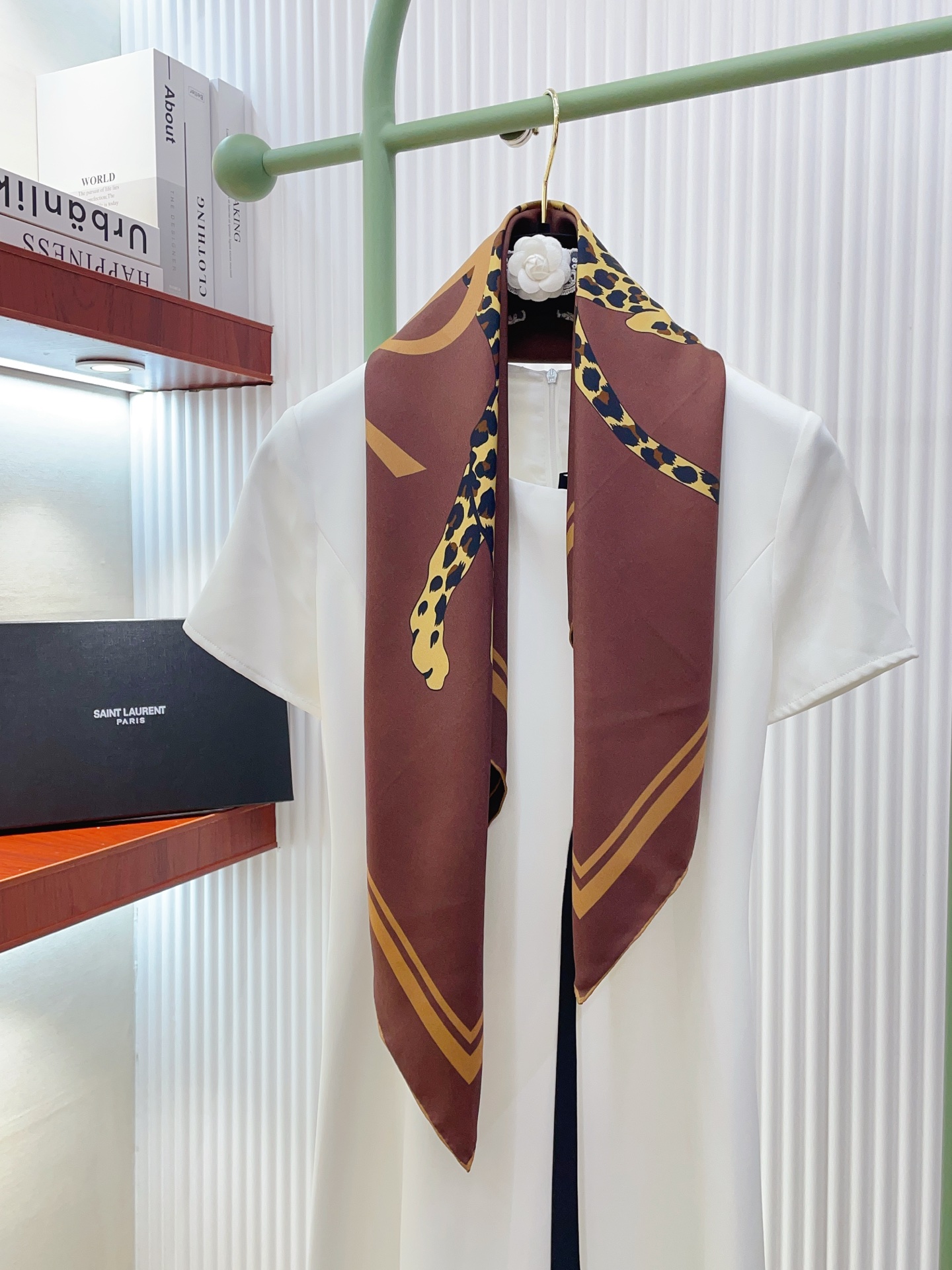 NO:727431,【18moomi  Double-sided same color] I love the upper body effect and it has just been put on the shelves. YSL’s latest model ~ very attractive. Elements such as Saint Laurent have always been the aura of high-end women. The combination of fashion and femininity is just right. This combination is really fashionable and elegant and feminine. It is very suitable for daily wear. The color matching feel, gloss and curling are very good, and the custom-grade fabric makes the scarf easier to style. Very heavy and luxurious design, but the upper body is very noble!  A simple foundation with this scarf, the simple combination gives people a very comfortable and tasteful big-name feel... Recommended 90*90cm top twill silk square scarf high version scarf, high version scarf, saint laurent, saint laurent, real silk19860909【18姆米 双面同色】上身效果疯狂的喜欢专柜也是刚刚上架的,YSL最最新款~非常有看头,圣罗兰这类元素一直是高级女人的气场感,时髦和女人味融合的刚刚好这样的搭配真的是好时髦,优雅女人味非常适合日搭的配色手感,光泽感,卷边都做的非常好,定制级面料.赋予了围巾更非常容易造型.非常重磅奢华的设计,上身却别样衬得人高贵气质！简单的打底配此款围巾,简单的搭配却给人非常舒适有品味的大牌感…推荐90*90cm顶级斜纹真丝方巾高版本围巾,高版本围巾,saint laurent,saint laurent,real silk,scarf