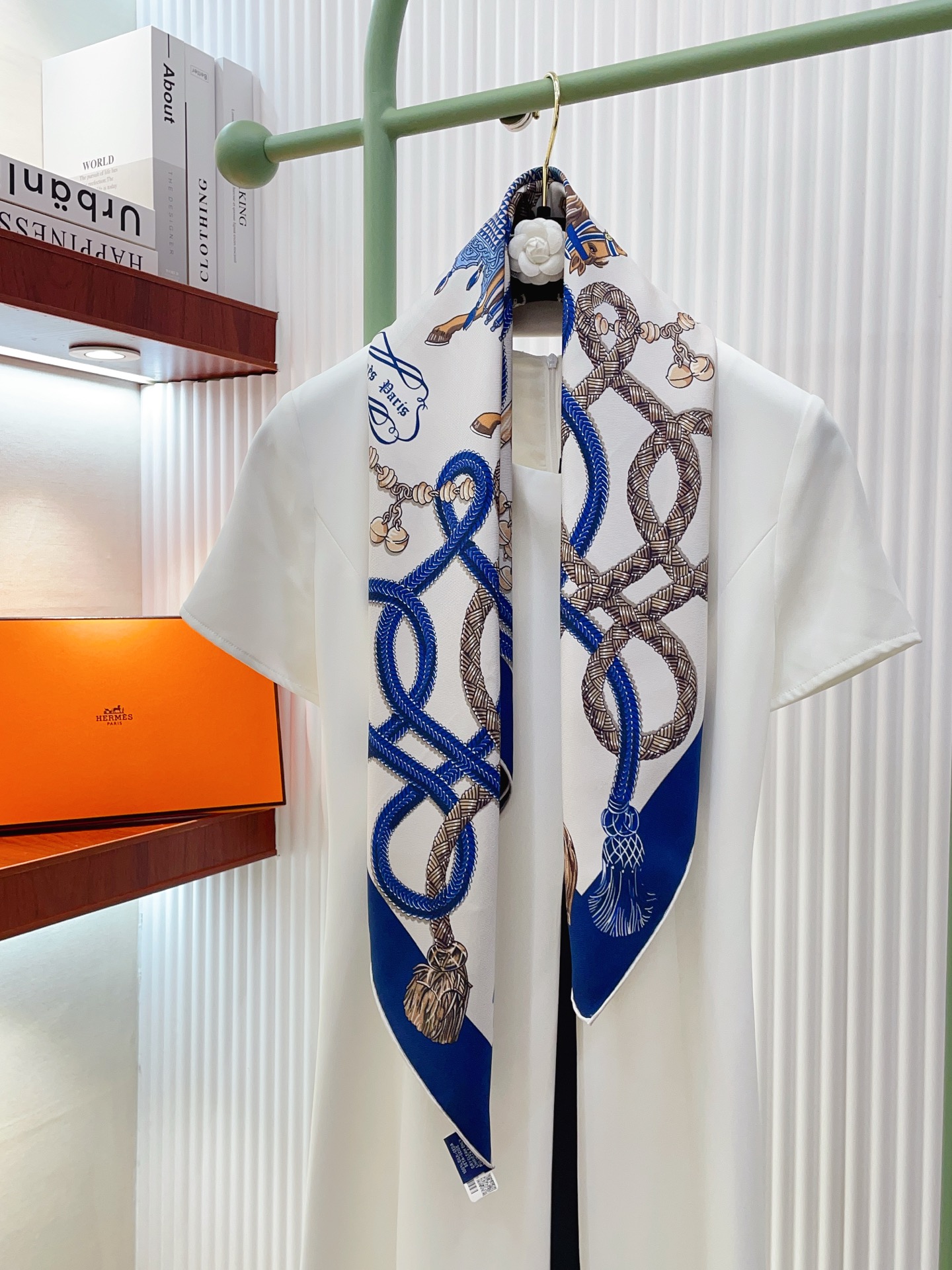 NO:727343,[18 Mumi, double-sided same color] H**S new silk scarf, everyone said it looks good when I bought it. Recommended [Pomma 90] Silk square scarf, top craftsmanship, super value counter, three-dimensional presentation of pattern texture, real product, extremely high grade, special craftsmanship, high-end research and development, stunning launch, special cutting-edge craftsmanship, favored by Bai Fumei. Whether it is quality, style or price, they will scream for big brand control. Super high cost performance  It is definitely worth buying twill silk, size 90cm*90cm high version scarf, high version scarf, real silk19860909【18姆米 双面同色】H**S真丝新款买了都说好看推荐【鞍马90】真丝方巾,顶级工艺超值专柜爆款立体呈现图案纹路实物档次极高特殊工艺高端研发惊艳问世特殊尖端工艺处理受到白富美的喜欢 无论是品质 款式 价格都令大牌控的她们尖叫 超高性价比 绝对值得入手斜纹真丝,尺寸90cm*90cm高版本围巾,高版本围巾,real silk,scarf