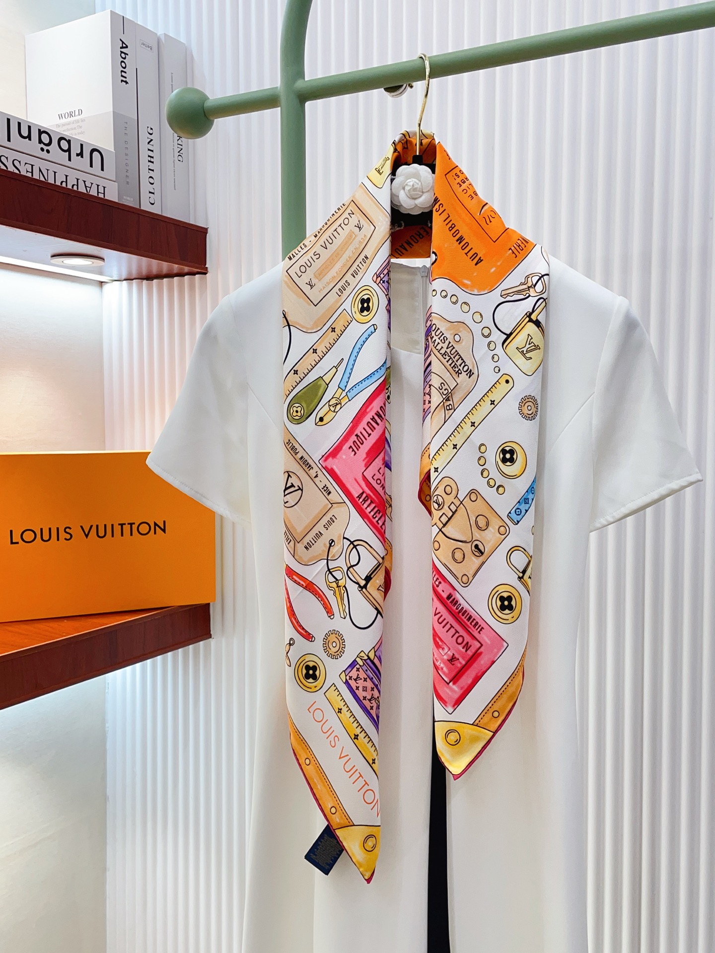 NO:727354,【18moomi  Double-sided same color] I love the upper body effect and it has just been put on the shelves. The latest model of L* is very attractive. Elements of L have always been the aura of high-end women. The combination of fashion and femininity is just right. This combination is really fashionable and elegant and feminine. It is very suitable for daily wear. The color matching and feel, gloss and hemming are very good, and the custom-grade fabric makes the scarf easier to style. It is a very heavy and luxurious design, but the upper body is very noble!  A simple foundation with this scarf, the simple matching gives people a very comfortable and tasteful big-name feel... Recommended 90*90cm top twill silk square scarf high version scarf, high version scarf, real silk19860909【18姆米 双面同色】上身效果疯狂的喜欢专柜也是刚刚上架的,L*最最新款~非常有看头,L的这类元素一直是高级女人的气场感,时髦和女人味融合的刚刚好这样的搭配真的是好时髦,优雅女人味非常适合日搭的配色手感,光泽感,卷边都做的非常好,定制级面料.赋予了围巾更非常容易造型.非常重磅奢华的设计,上身却别样衬得人高贵气质！简单的打底配此款围巾,简单的搭配却给人非常舒适有品味的大牌感…推荐90*90cm顶级斜纹真丝方巾高版本围巾,高版本围巾,real silk,scarf