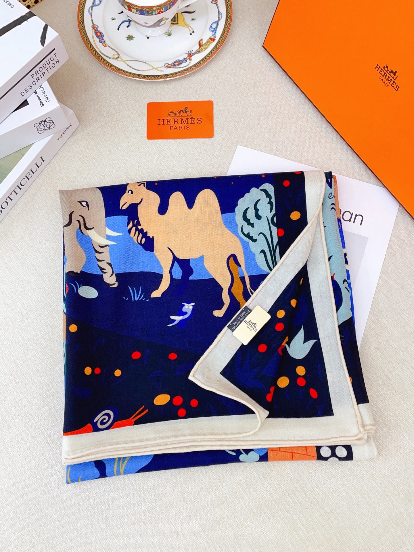 ✨✨【双面同色 丝毛款】H家羊绒新款 买了都说好看‼️推荐💕【伊索寓言绘本】羊绒方巾‼️H家ZG爆款🎁💟