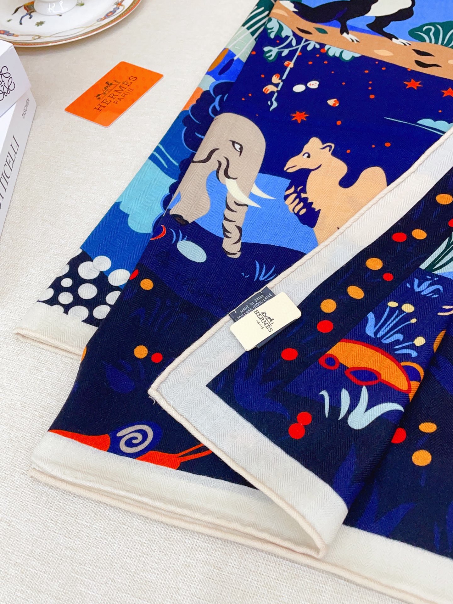 ✨✨【双面同色 丝毛款】H家羊绒新款 买了都说好看‼️推荐💕【伊索寓言绘本】羊绒方巾‼️H家ZG爆款🎁💟