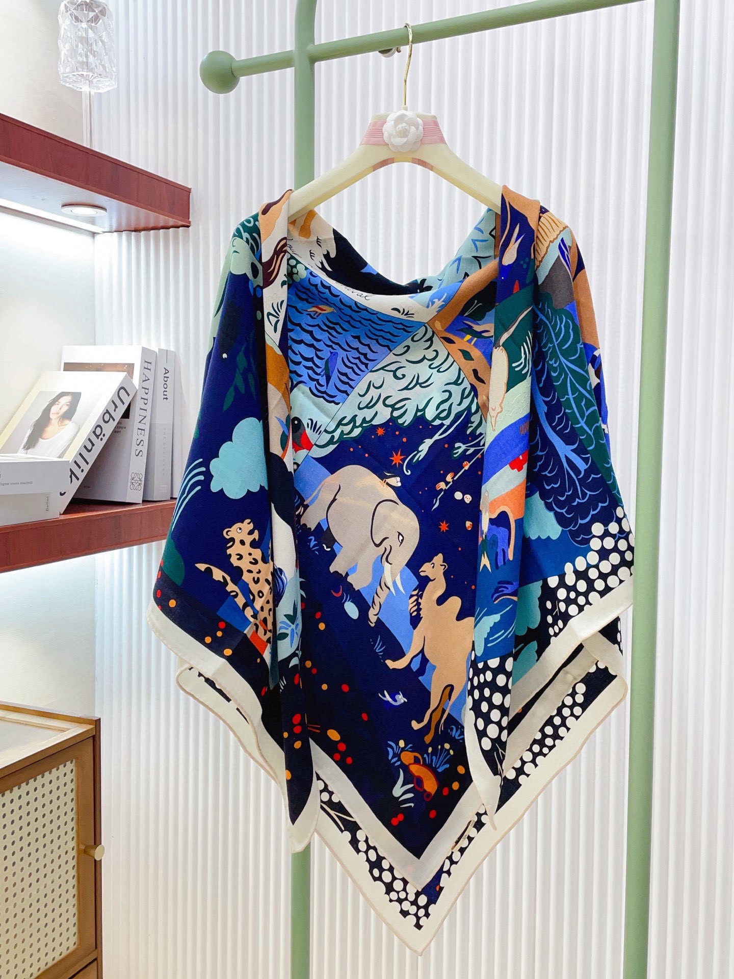 ✨✨【双面同色 丝毛款】H家羊绒新款 买了都说好看‼️推荐💕【伊索寓言绘本】羊绒方巾‼️H家ZG爆款🎁💟