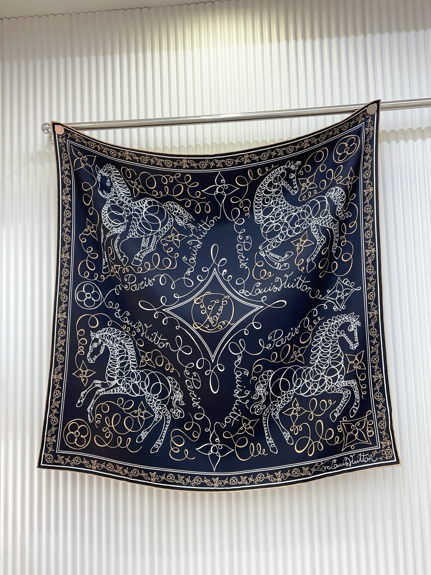 ✨✨【18姆米 双面同色】上身效果疯狂的喜欢❗️专柜也是刚刚上架的，L*最最新款~非常有看头，L的这类元