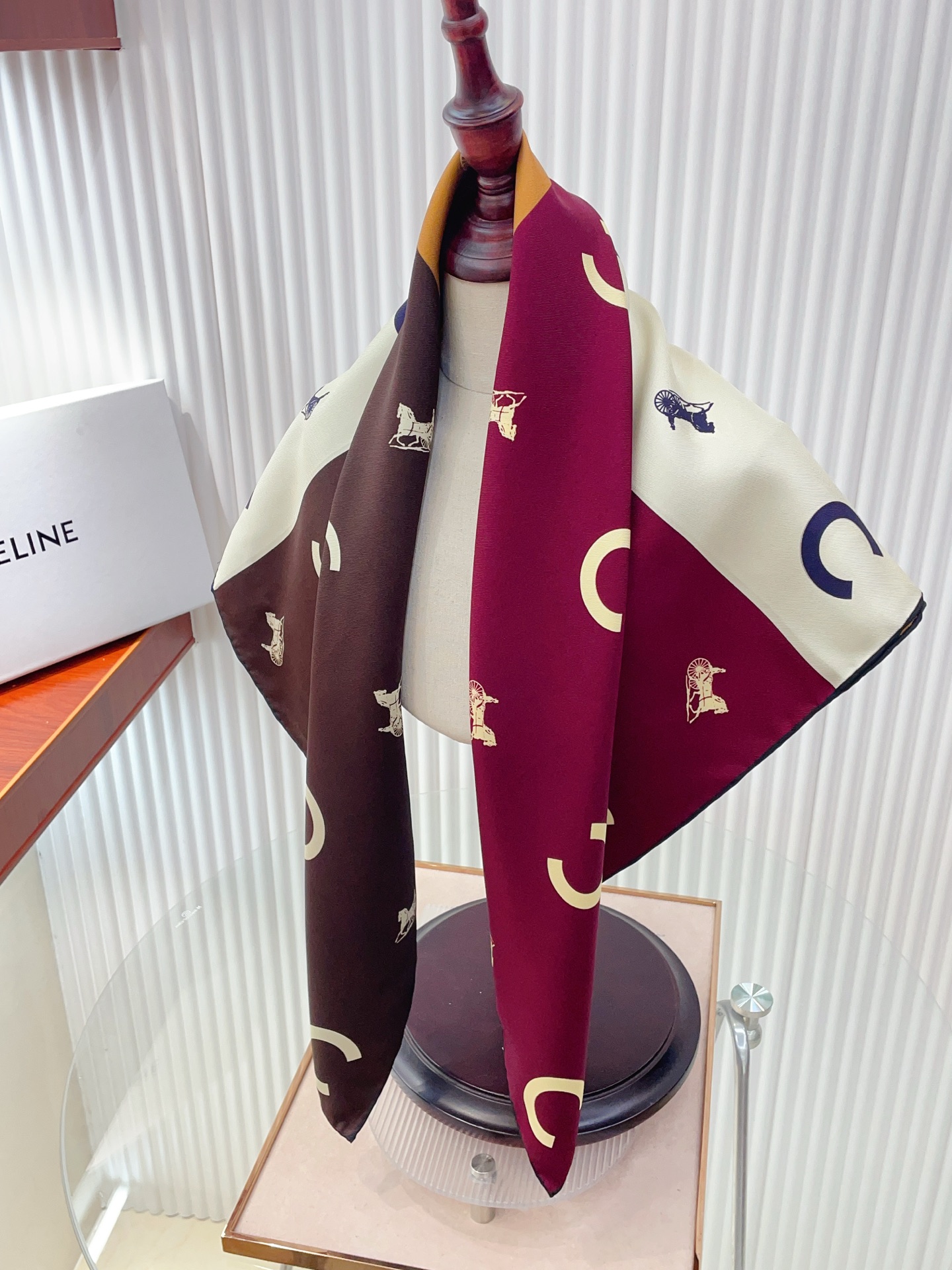 ✨✨【18姆米 双面同色】上身效果疯狂的喜欢❗️专柜也是刚刚上架的，CELINE最最新款~非常有看头，瑟