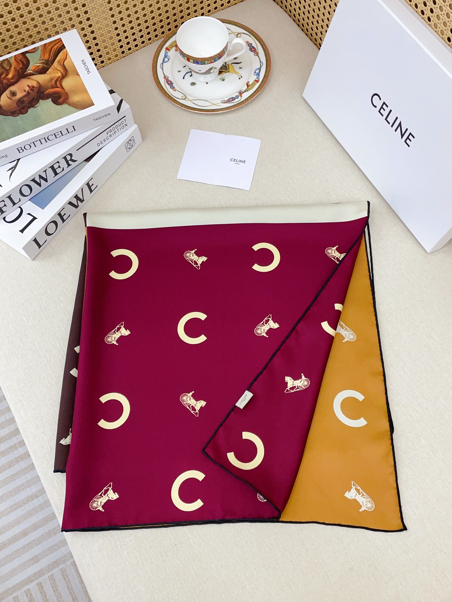 ✨✨【18姆米 双面同色】上身效果疯狂的喜欢❗️专柜也是刚刚上架的，CELINE最最新款~非常有看头，瑟