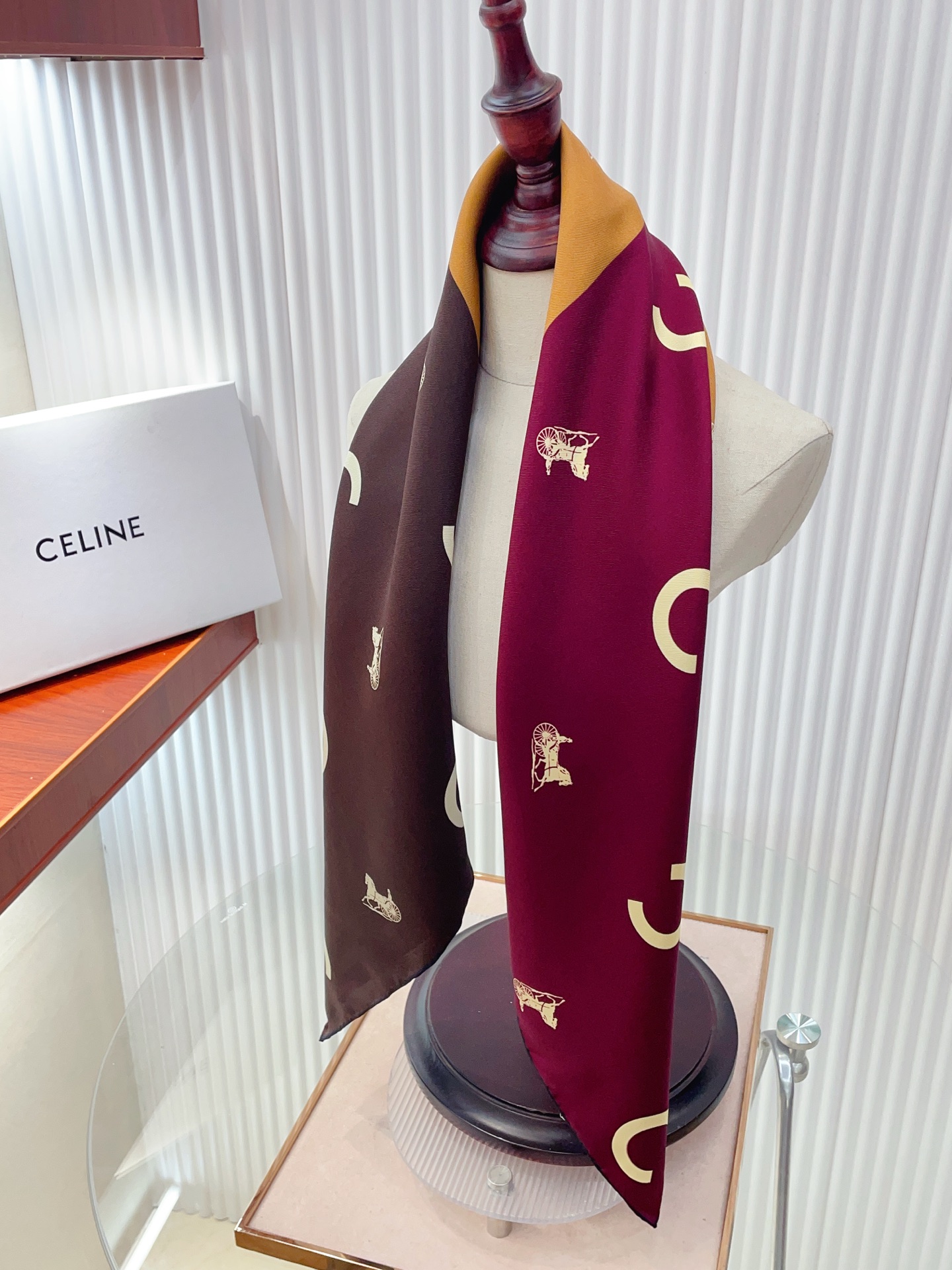 ✨✨【18姆米 双面同色】上身效果疯狂的喜欢❗️专柜也是刚刚上架的，CELINE最最新款~非常有看头，瑟