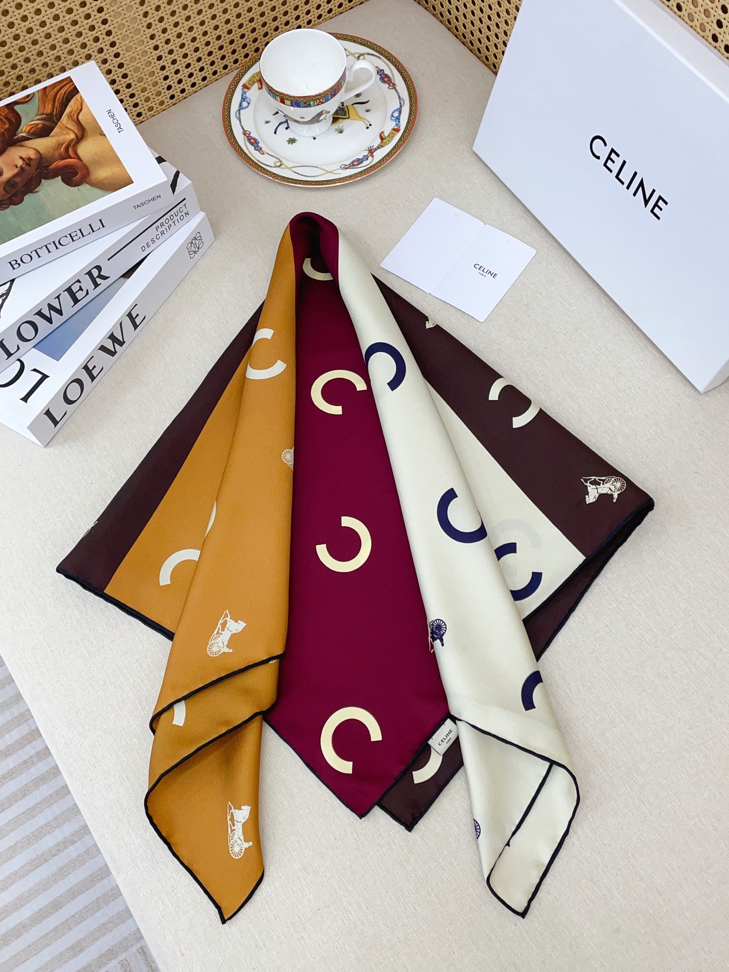 ✨✨【18姆米 双面同色】上身效果疯狂的喜欢❗️专柜也是刚刚上架的，CELINE最最新款~非常有看头，瑟