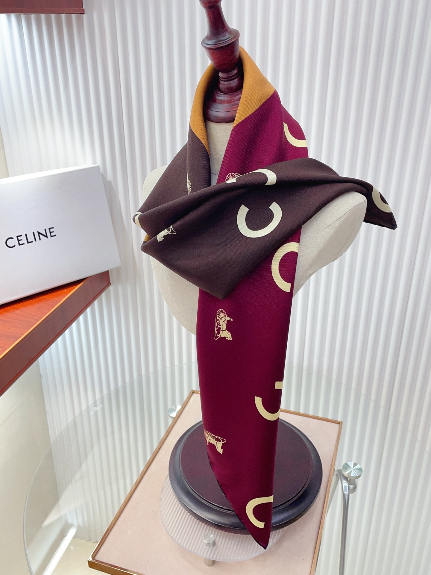 ✨✨【18姆米 双面同色】上身效果疯狂的喜欢❗️专柜也是刚刚上架的，CELINE最最新款~非常有看头，瑟