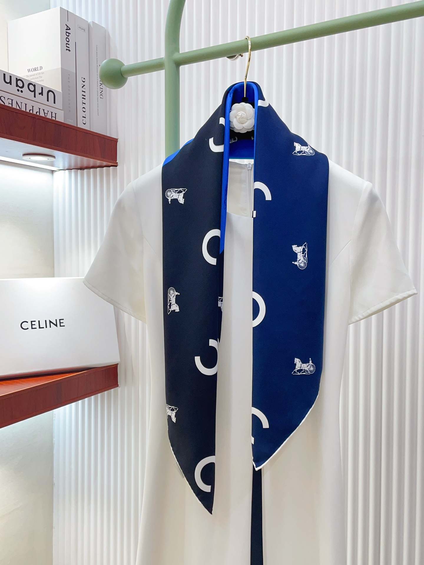 NO:727383,【18moomi  Double-sided same color] I love the upper body effect and it has just been put on the shelves. The latest model from CELINE is very attractive. Elements like Celine's have always been the aura of high-end women. The combination of fashion and femininity is just right. This combination is really fashionable and elegant and feminine. It is very suitable for daily wear. The color matching, gloss and hemming are very good, and the custom-grade fabric makes the scarf easier to style. The very heavy and luxurious design, but the upper body is very noble!  A simple foundation with this scarf, the simple matching gives people a very comfortable and tasteful big-name feel... Recommended 90*90cm top twill silk square scarf high version scarf, high version scarf, celine, real silk19860909【18姆米 双面同色】上身效果疯狂的喜欢专柜也是刚刚上架的,CELINE最最新款~非常有看头,瑟琳的这类元素一直是高级女人的气场感,时髦和女人味融合的刚刚好这样的搭配真的是好时髦,优雅女人味非常适合日搭的配色手感,光泽感,卷边都做的非常好,定制级面料.赋予了围巾更非常容易造型.非常重磅奢华的设计,上身却别样衬得人高贵气质！简单的打底配此款围巾,简单的搭配却给人非常舒适有品味的大牌感…推荐90*90cm顶级斜纹真丝方巾高版本围巾,高版本围巾,celine,real silk,scarf