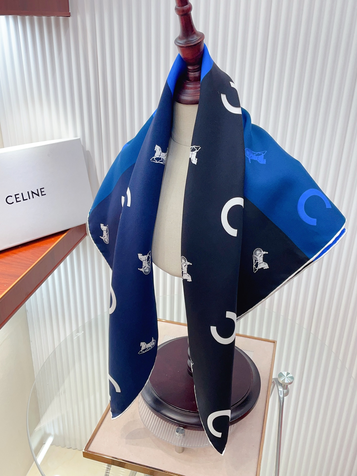 ✨✨【18姆米 双面同色】上身效果疯狂的喜欢❗️专柜也是刚刚上架的，CELINE最最新款~非常有看头，瑟