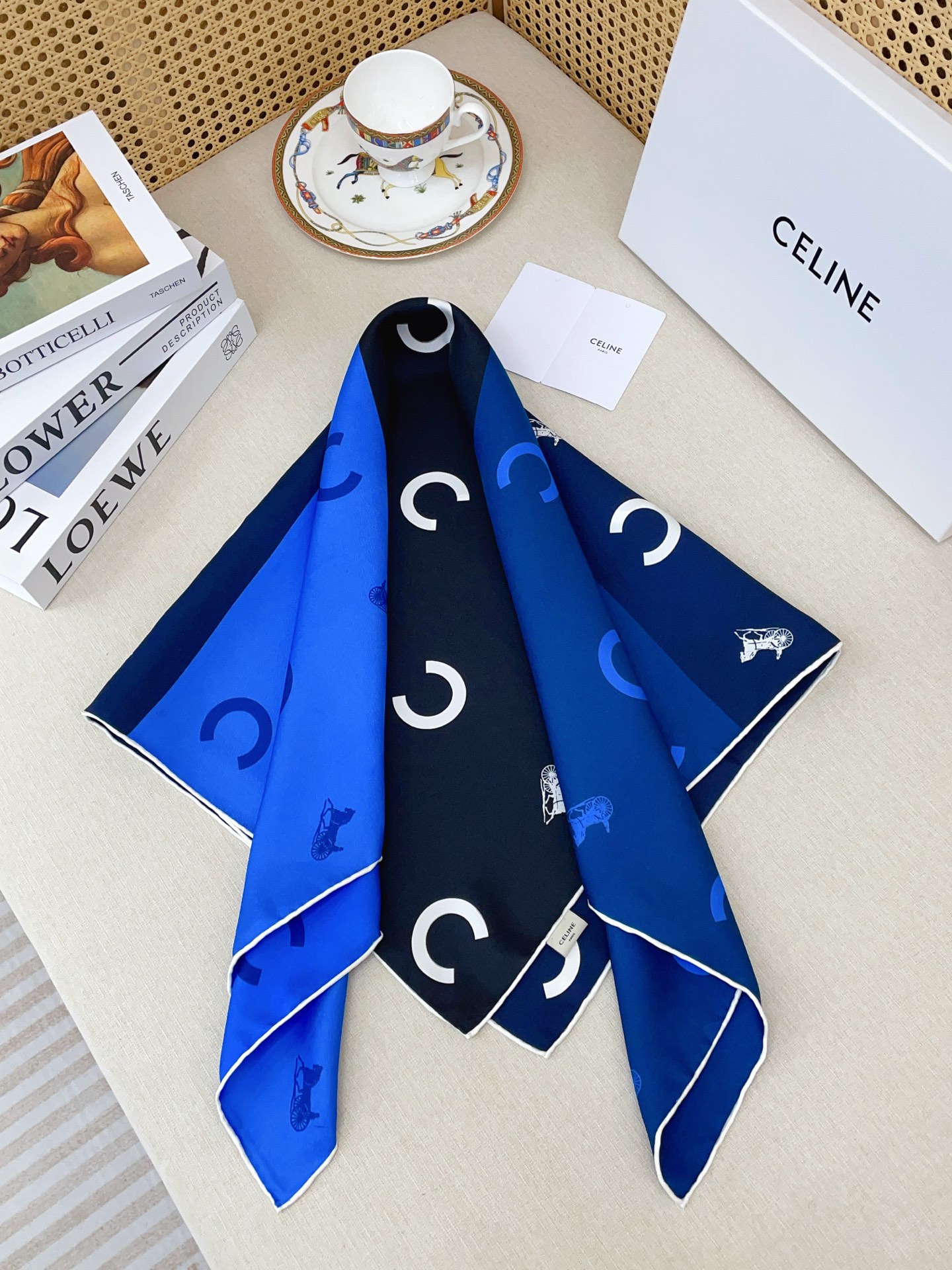 ✨✨【18姆米 双面同色】上身效果疯狂的喜欢❗️专柜也是刚刚上架的，CELINE最最新款~非常有看头，瑟