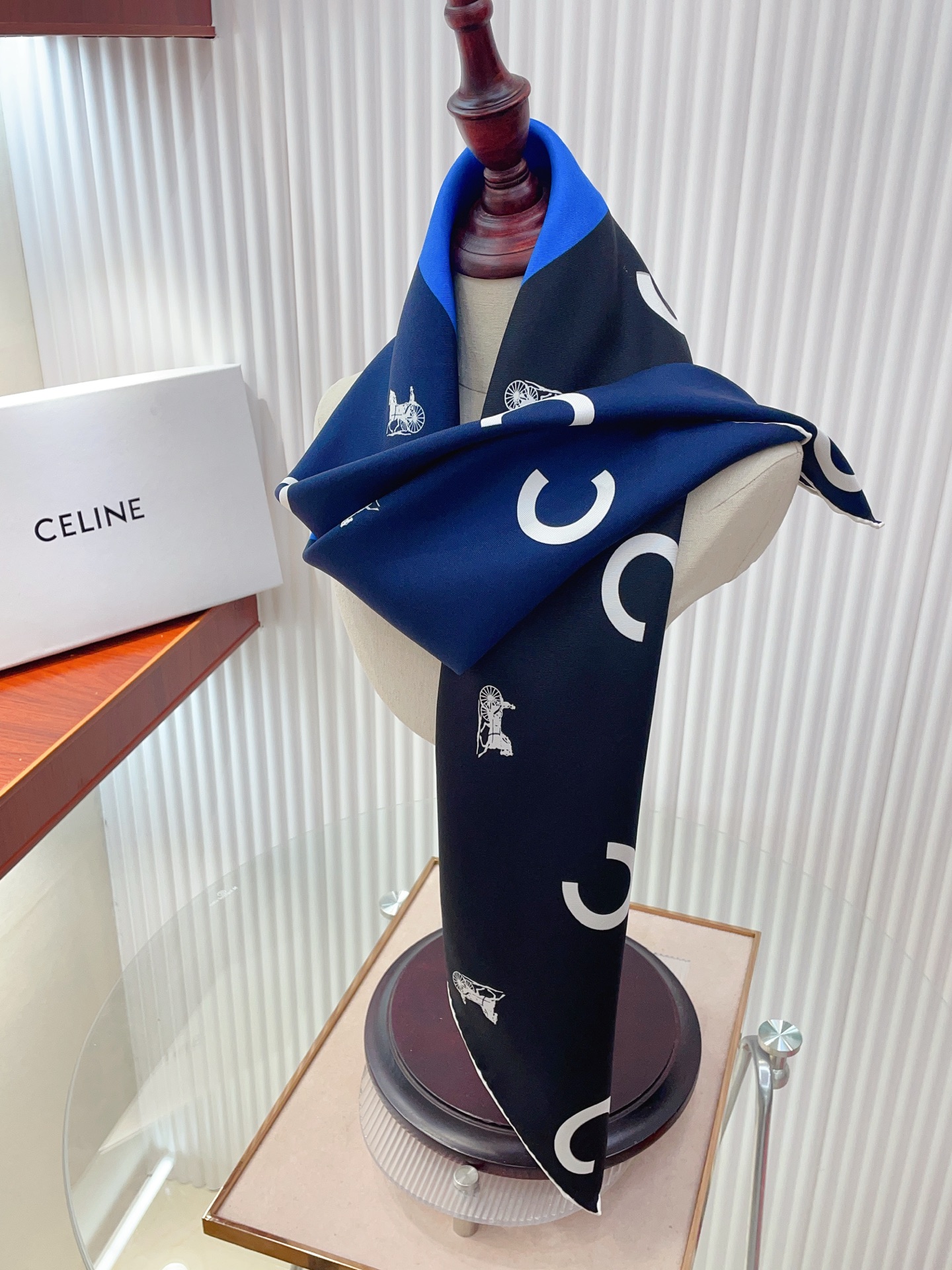 ✨✨【18姆米 双面同色】上身效果疯狂的喜欢❗️专柜也是刚刚上架的，CELINE最最新款~非常有看头，瑟