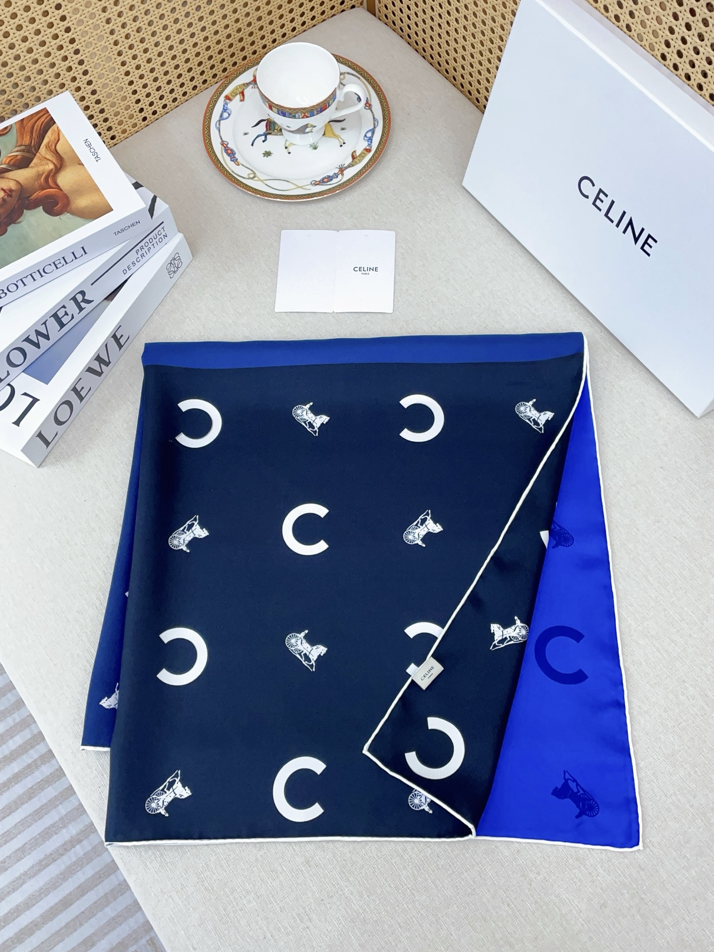 ✨✨【18姆米 双面同色】上身效果疯狂的喜欢❗️专柜也是刚刚上架的，CELINE最最新款~非常有看头，瑟