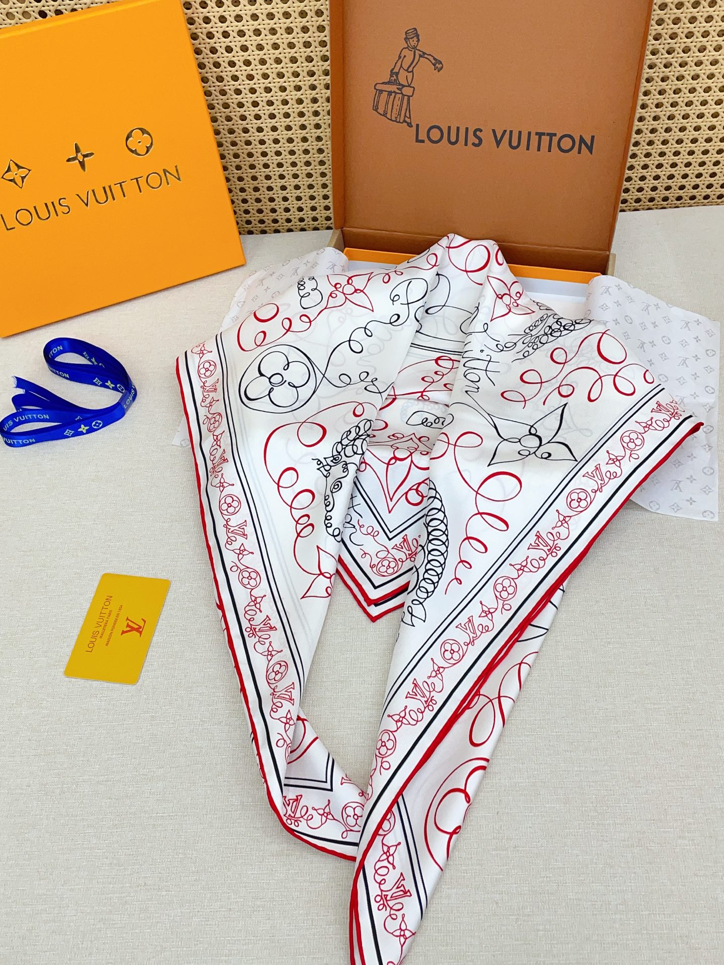 ✨✨【18姆米 双面同色】上身效果疯狂的喜欢❗️专柜也是刚刚上架的，L*最最新款~非常有看头，L的这类元