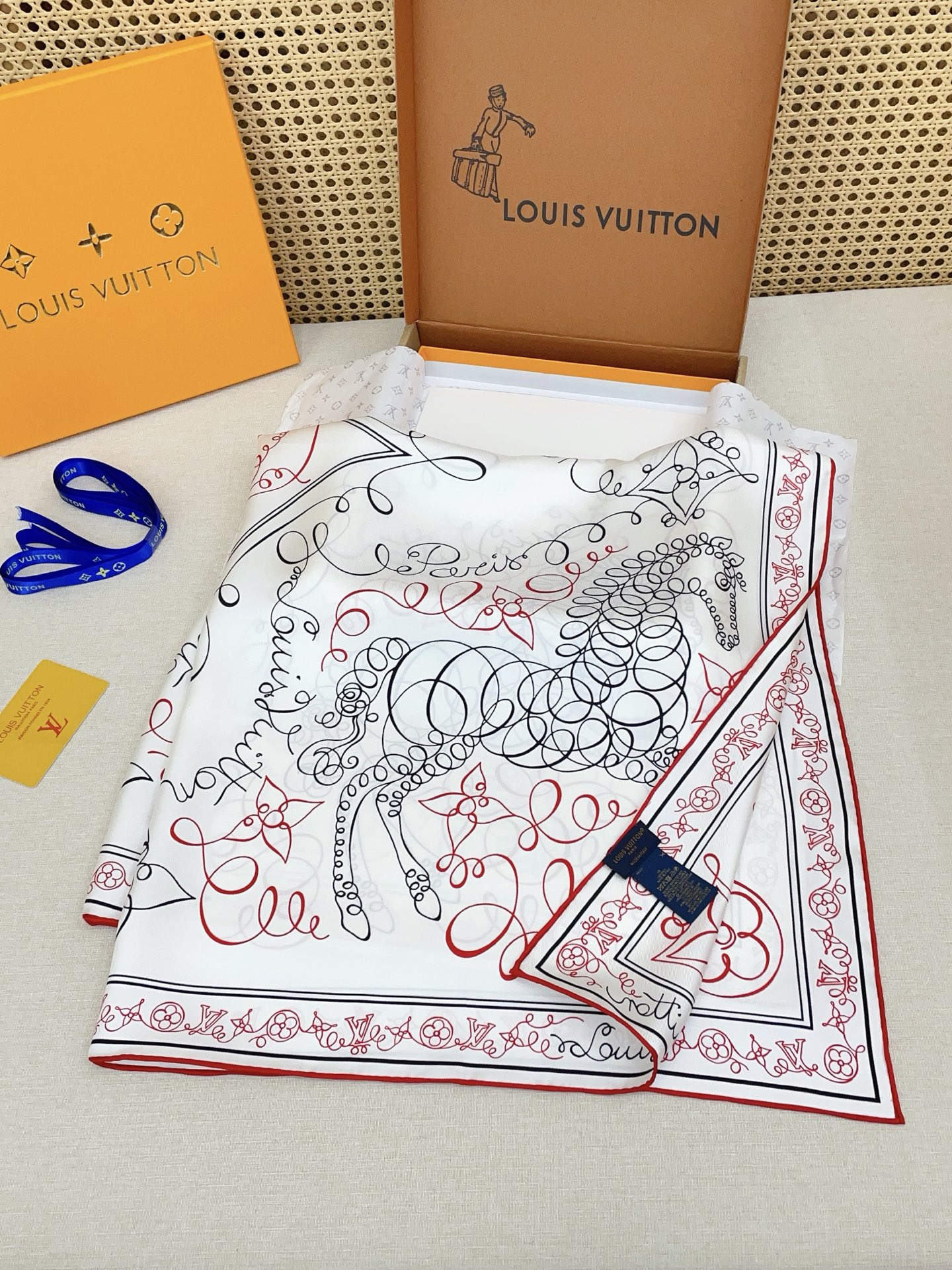 ✨✨【18姆米 双面同色】上身效果疯狂的喜欢❗️专柜也是刚刚上架的，L*最最新款~非常有看头，L的这类元