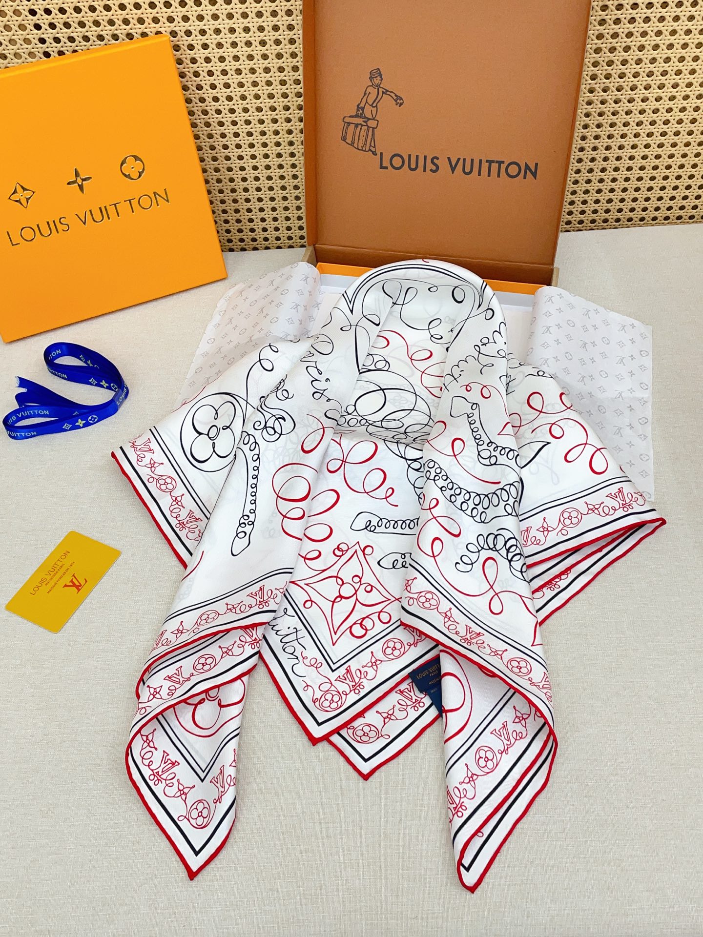 ✨✨【18姆米 双面同色】上身效果疯狂的喜欢❗️专柜也是刚刚上架的，L*最最新款~非常有看头，L的这类元