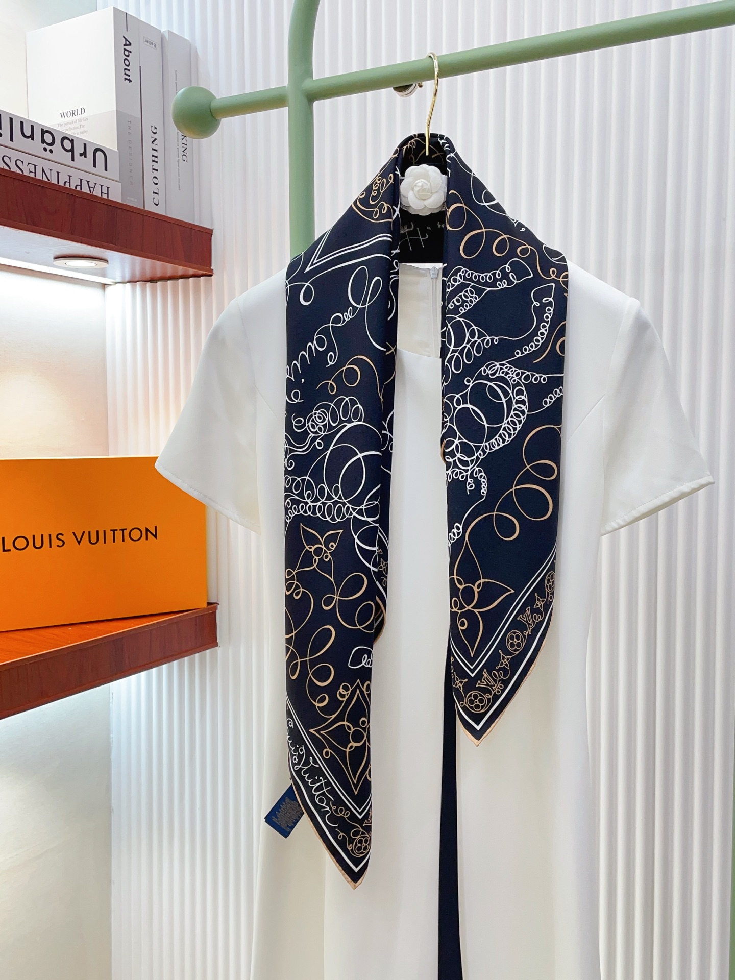 NO:727395,【18moomi  Double-sided same color] I love the upper body effect and it has just been put on the shelves. The latest model of L* is very attractive. Elements of L have always been the aura of high-end women. The combination of fashion and femininity is just right. This combination is really fashionable and elegant and feminine. It is very suitable for daily wear. The color matching and feel, gloss and hemming are very good, and the custom-grade fabric makes the scarf easier to style. It is a very heavy and luxurious design, but the upper body is very noble!  A simple foundation with this scarf, the simple matching gives people a very comfortable and tasteful big-name feel... Recommended 90*90cm top twill silk square scarf high version scarf, high version scarf, real silk19860909【18姆米 双面同色】上身效果疯狂的喜欢专柜也是刚刚上架的,L*最最新款~非常有看头,L的这类元素一直是高级女人的气场感,时髦和女人味融合的刚刚好这样的搭配真的是好时髦,优雅女人味非常适合日搭的配色手感,光泽感,卷边都做的非常好,定制级面料.赋予了围巾更非常容易造型.非常重磅奢华的设计,上身却别样衬得人高贵气质！简单的打底配此款围巾,简单的搭配却给人非常舒适有品味的大牌感…推荐90*90cm顶级斜纹真丝方巾高版本围巾,高版本围巾,real silk,scarf