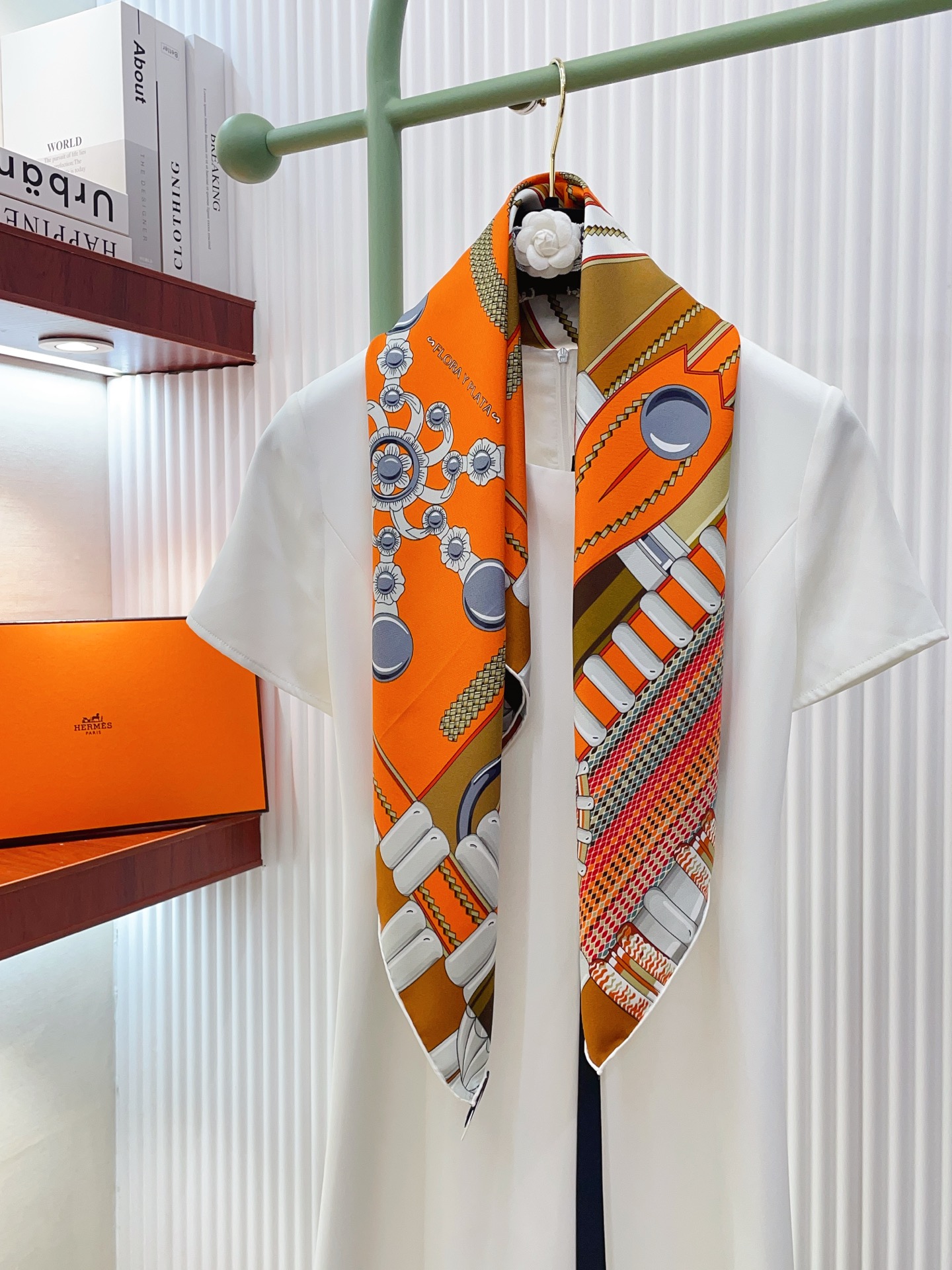 ✨✨【18姆米 双面同色】H**S真丝新款🆕👏👏买了都说好看‼️推荐💕【银花集 90】真丝方巾，顶级工艺