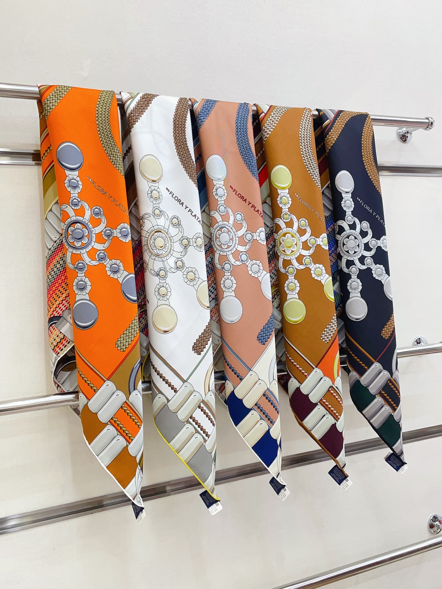 ✨✨【18姆米 双面同色】H**S真丝新款🆕👏👏买了都说好看‼️推荐💕【银花集 90】真丝方巾，顶级工艺