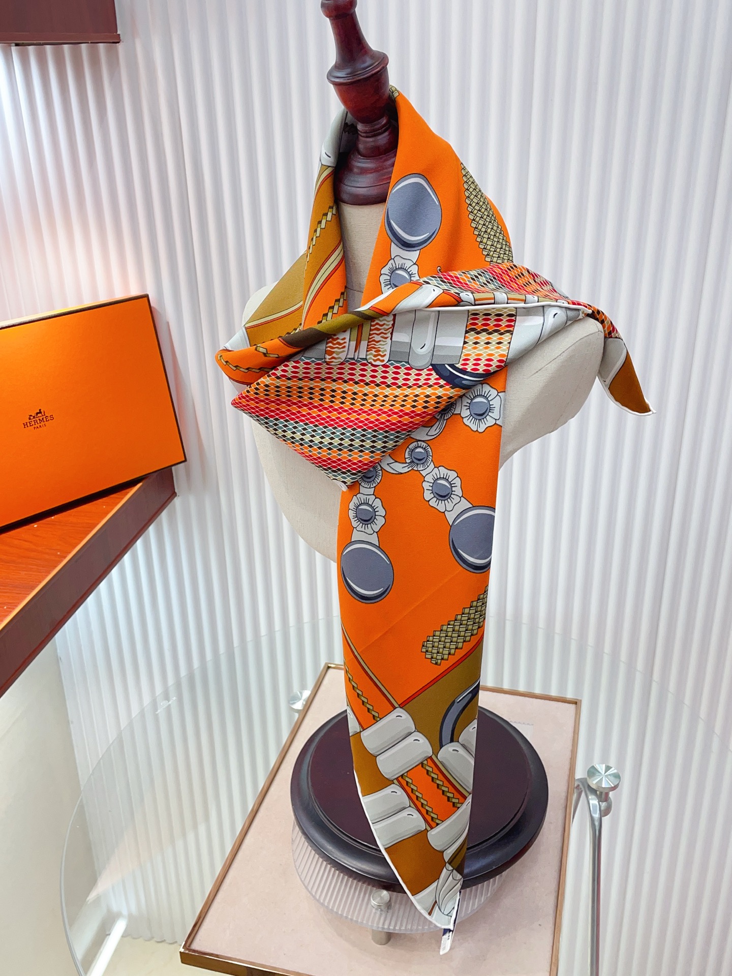 ✨✨【18姆米 双面同色】H**S真丝新款🆕👏👏买了都说好看‼️推荐💕【银花集 90】真丝方巾，顶级工艺