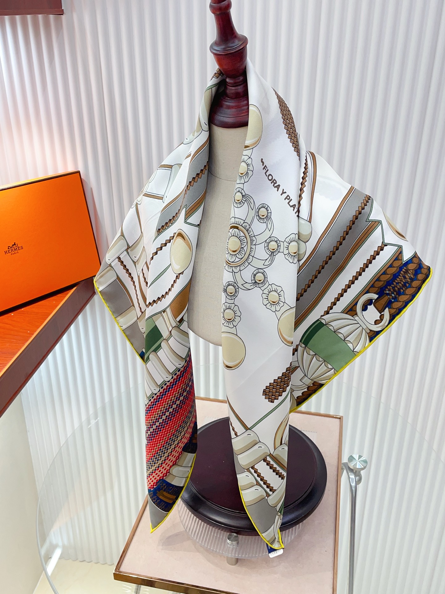 ✨✨【18姆米 双面同色】H**S真丝新款🆕👏👏买了都说好看‼️推荐💕【银花集 90】真丝方巾，顶级工艺