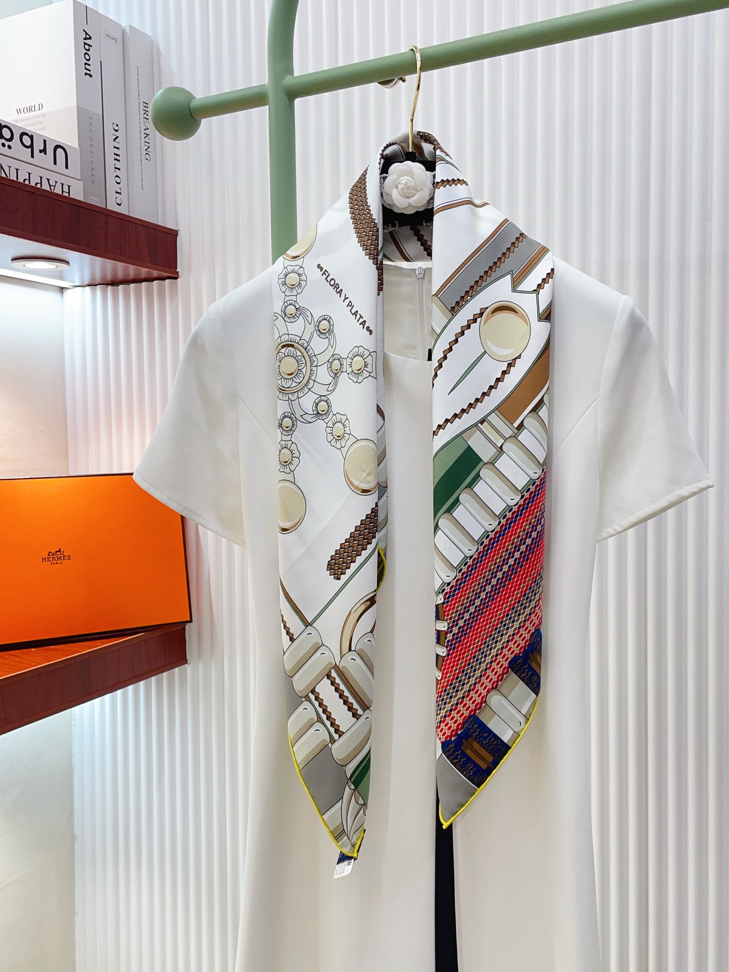 ✨✨【18姆米 双面同色】H**S真丝新款🆕👏👏买了都说好看‼️推荐💕【银花集 90】真丝方巾，顶级工艺