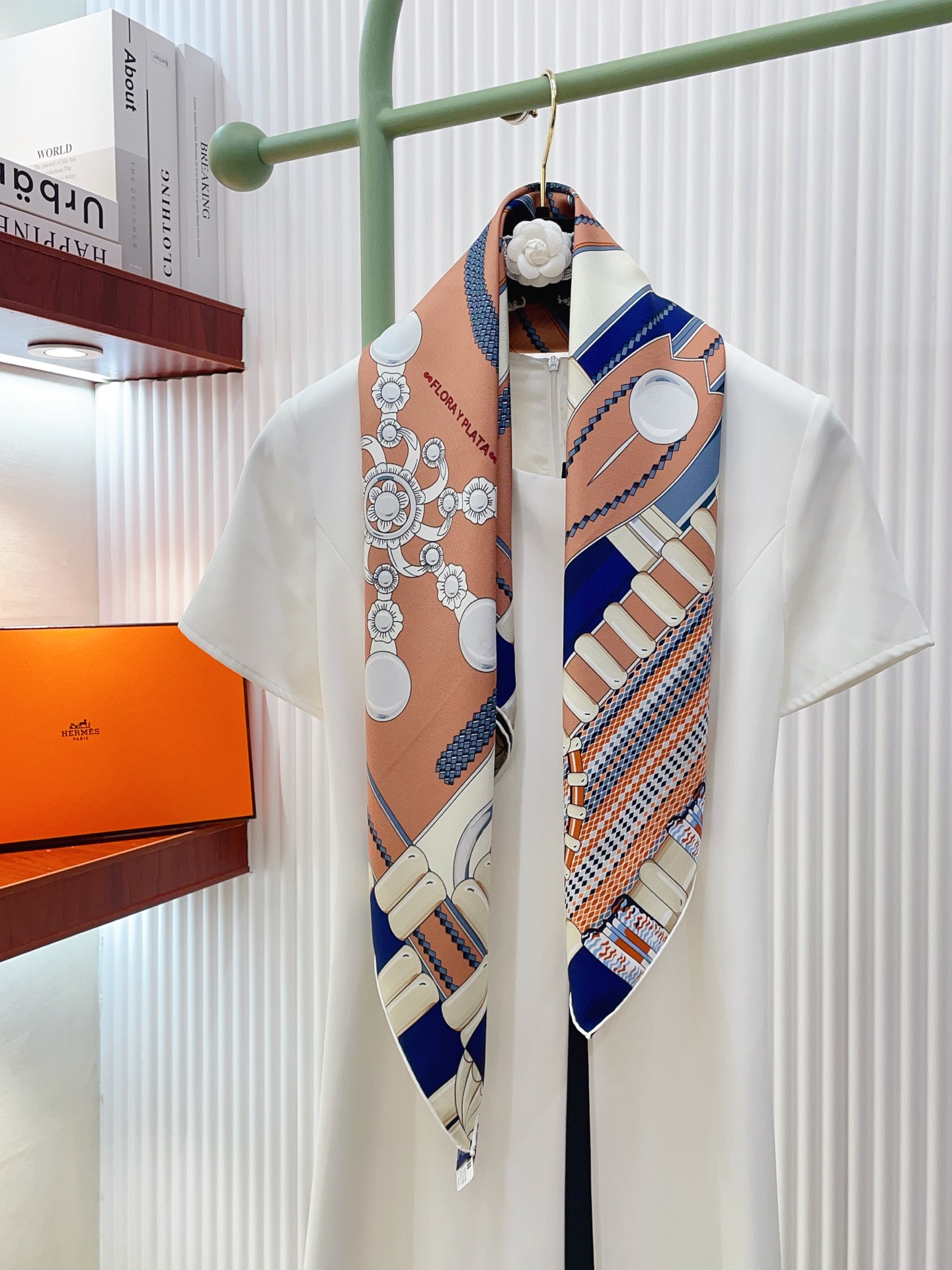 ✨✨【18姆米 双面同色】H**S真丝新款🆕👏👏买了都说好看‼️推荐💕【银花集 90】真丝方巾，顶级工艺