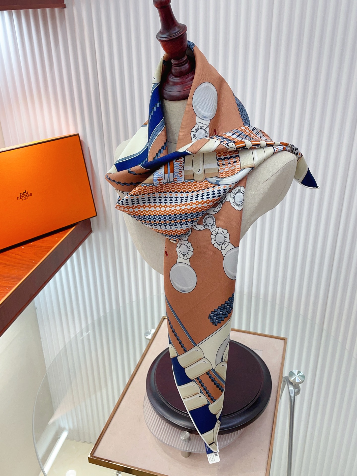 ✨✨【18姆米 双面同色】H**S真丝新款🆕👏👏买了都说好看‼️推荐💕【银花集 90】真丝方巾，顶级工艺