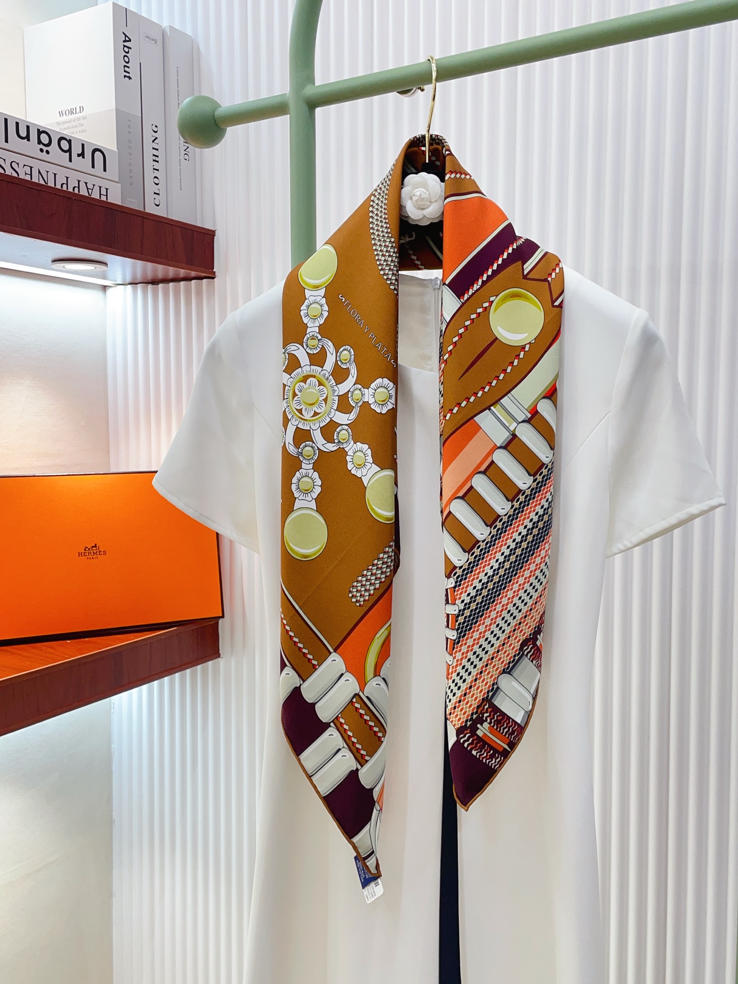 ✨✨【18姆米 双面同色】H**S真丝新款🆕👏👏买了都说好看‼️推荐💕【银花集 90】真丝方巾，顶级工艺