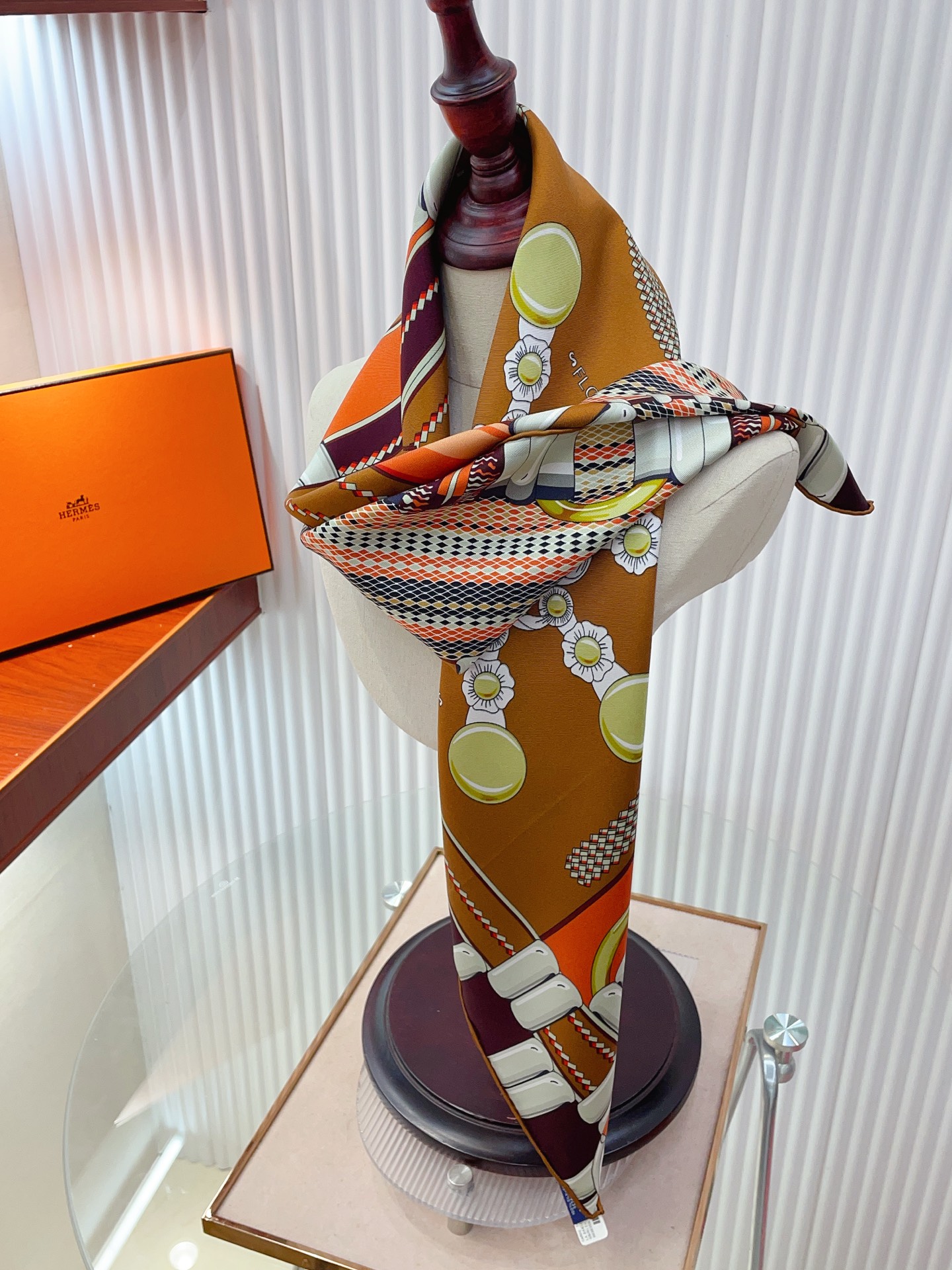 ✨✨【18姆米 双面同色】H**S真丝新款🆕👏👏买了都说好看‼️推荐💕【银花集 90】真丝方巾，顶级工艺