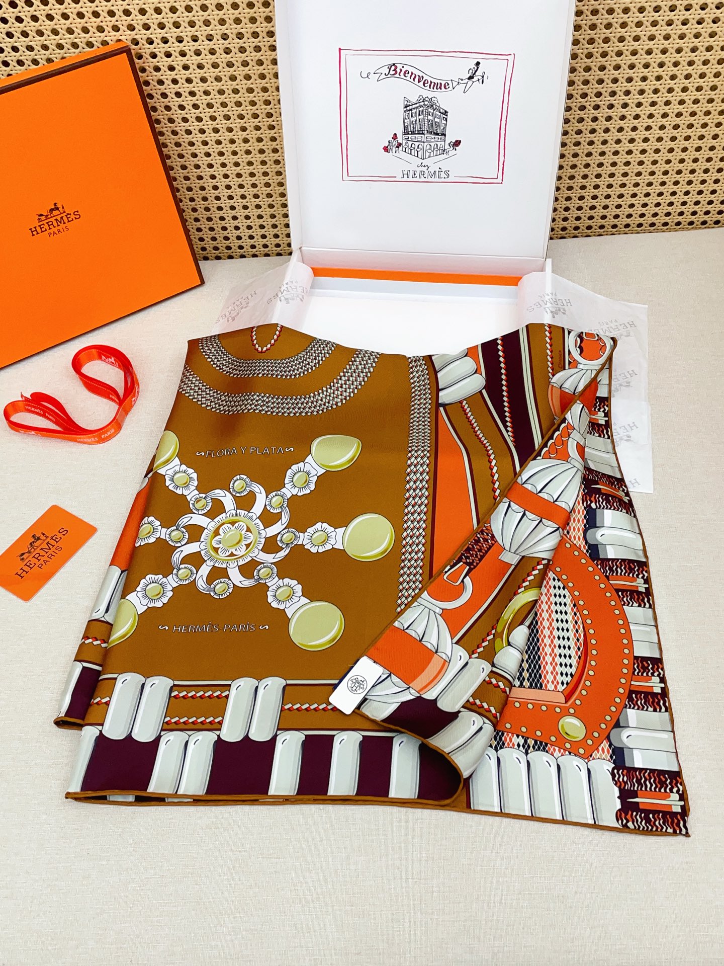 ✨✨【18姆米 双面同色】H**S真丝新款🆕👏👏买了都说好看‼️推荐💕【银花集 90】真丝方巾，顶级工艺