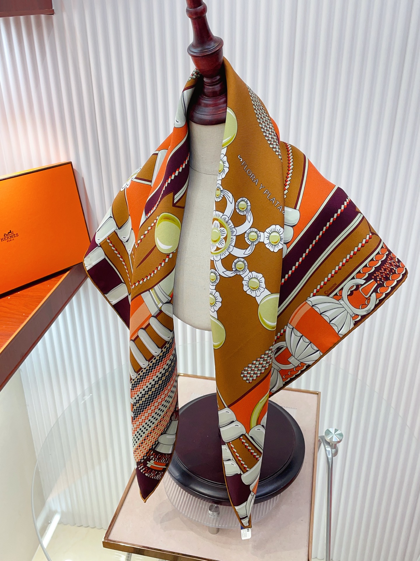 ✨✨【18姆米 双面同色】H**S真丝新款🆕👏👏买了都说好看‼️推荐💕【银花集 90】真丝方巾，顶级工艺