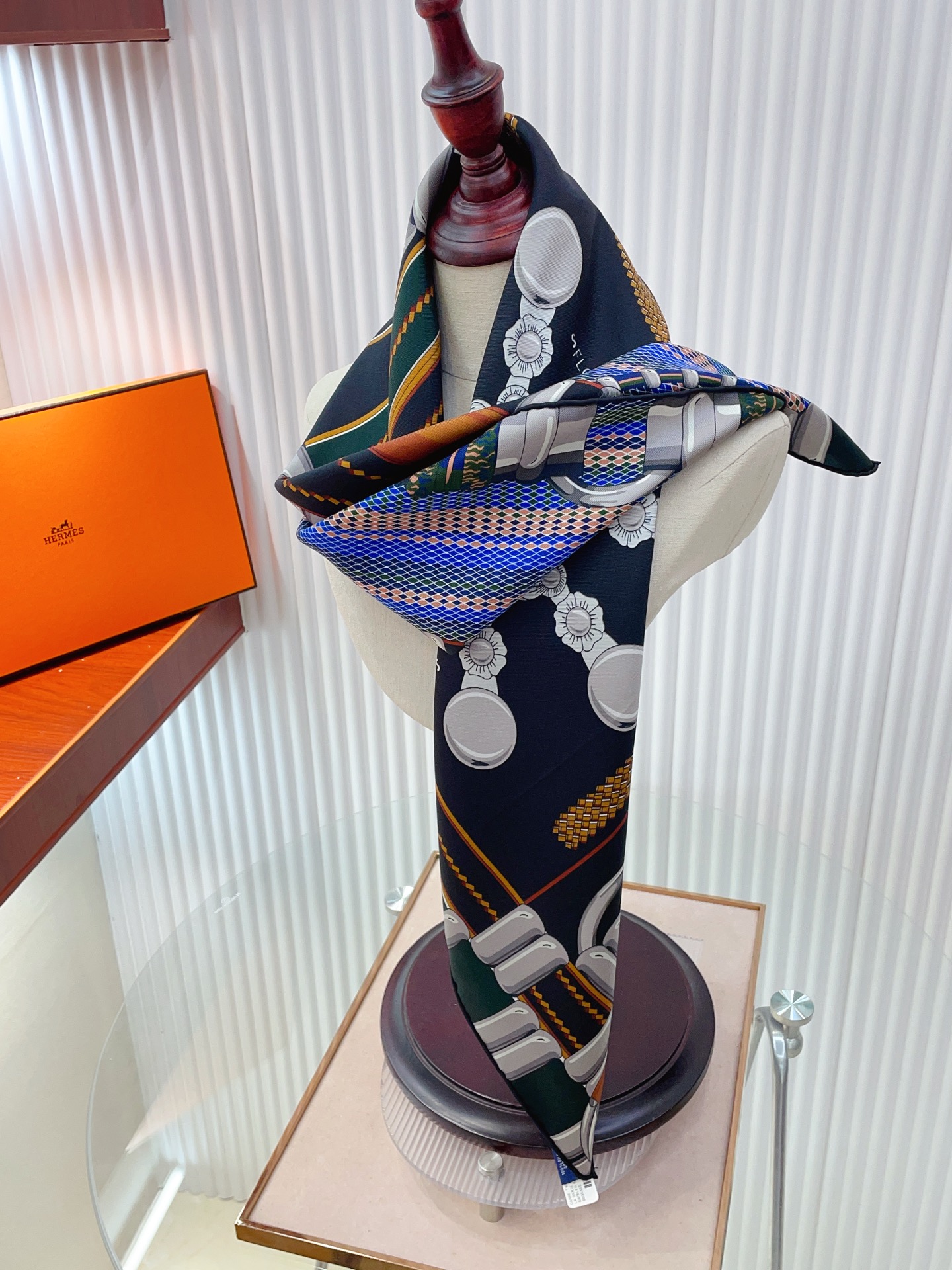 ✨✨【18姆米 双面同色】H**S真丝新款🆕👏👏买了都说好看‼️推荐💕【银花集 90】真丝方巾，顶级工艺