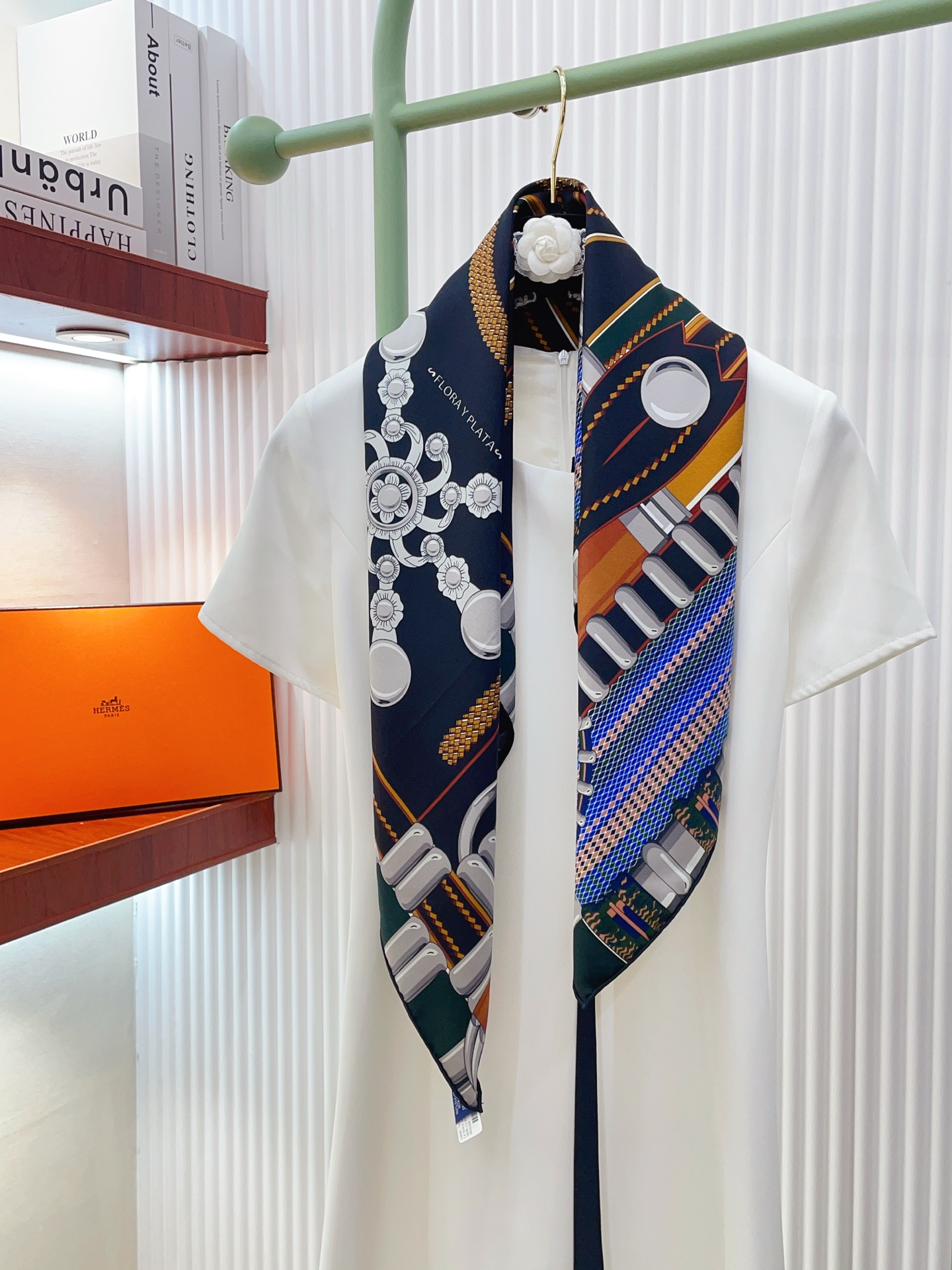 NO:727405,[18 Mumi, double-sided with the same color] H**S new silk scarf, everyone said it looks good when I bought it. Recommended [Yinhuaji 90] Silk square scarf, top craftsmanship, super value counter, three-dimensional presentation of patterns and textures, very high quality, special craftsmanship, high-end research and development, stunning appearance, special cutting-edge craftsmanship, loved by Bai Fumei, whether it is quality, style or price, it makes them scream for big brand control, super cost-effective  It is definitely worth buying twill silk, size 90cm*90cm high version scarf, high version scarf, real silk19860909【18姆米 双面同色】H**S真丝新款买了都说好看推荐【银花集 90】真丝方巾,顶级工艺超值专柜爆款立体呈现图案纹路实物档次极高特殊工艺高端研发惊艳问世特殊尖端工艺处理受到白富美的喜欢 无论是品质 款式 价格都令大牌控的她们尖叫 超高性价比 绝对值得入手斜纹真丝,尺寸90cm*90cm高版本围巾,高版本围巾,real silk,scarf