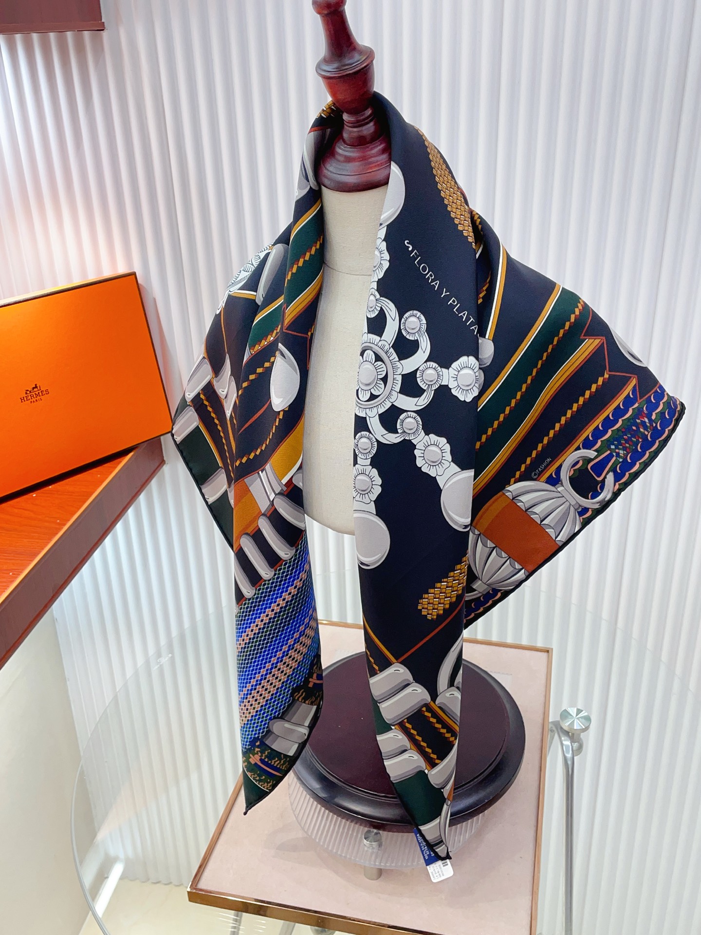 ✨✨【18姆米 双面同色】H**S真丝新款🆕👏👏买了都说好看‼️推荐💕【银花集 90】真丝方巾，顶级工艺