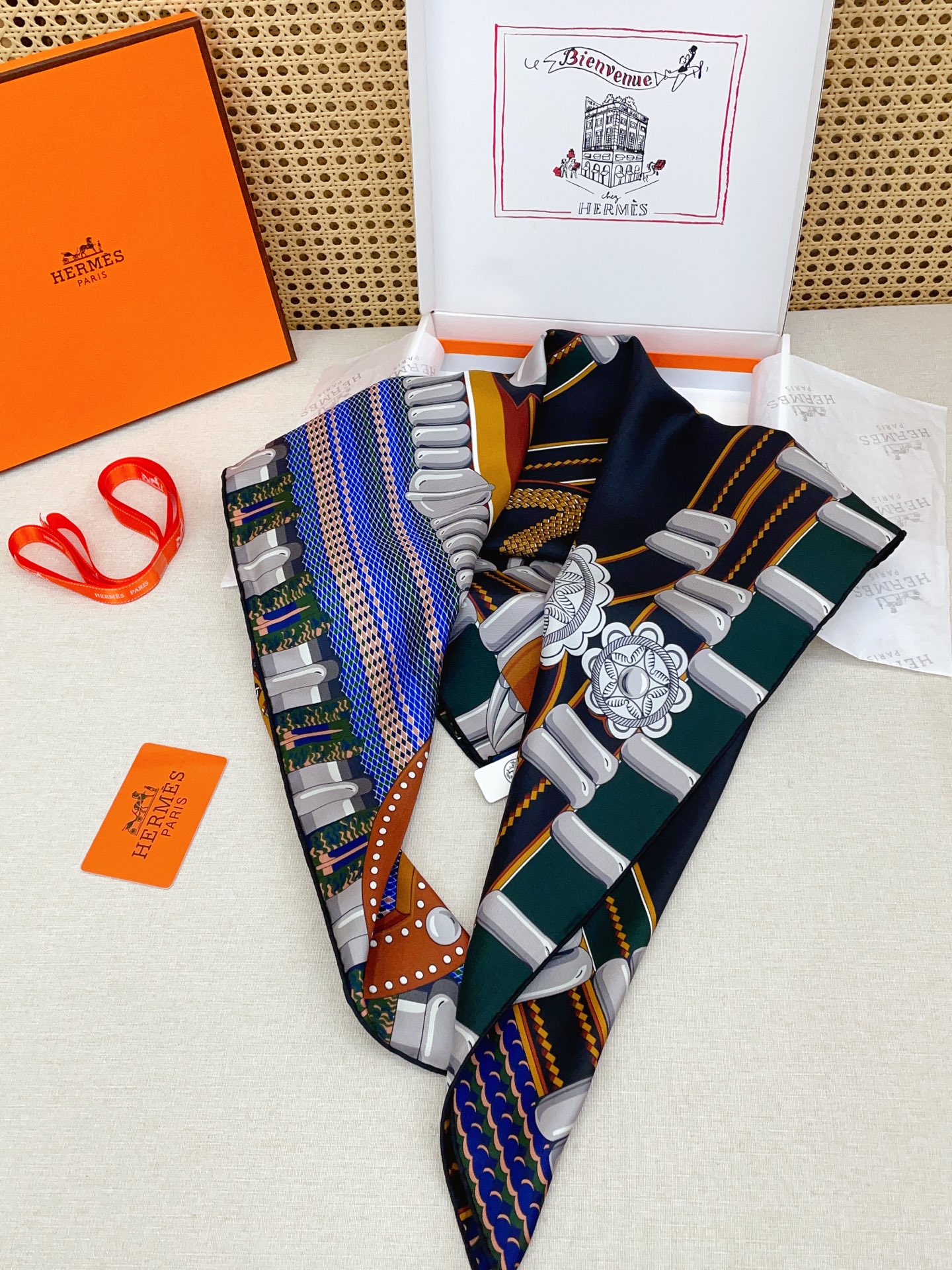 ✨✨【18姆米 双面同色】H**S真丝新款🆕👏👏买了都说好看‼️推荐💕【银花集 90】真丝方巾，顶级工艺