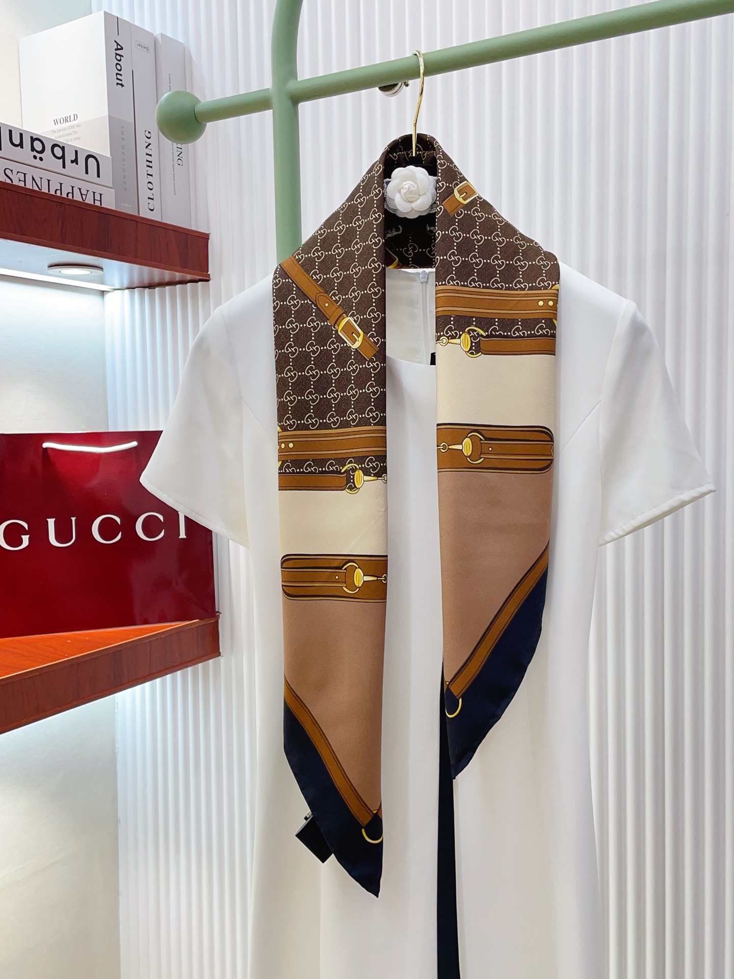 ✨✨【18姆米 双面同色】G家真丝新款🆕👏👏买了都说好看‼️推荐💕真丝方巾，顶级工艺超值‼️专柜爆款🎁💟