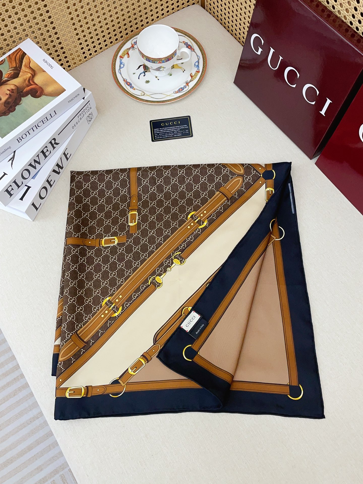 ✨✨【18姆米 双面同色】G家真丝新款🆕👏👏买了都说好看‼️推荐💕真丝方巾，顶级工艺超值‼️专柜爆款🎁💟