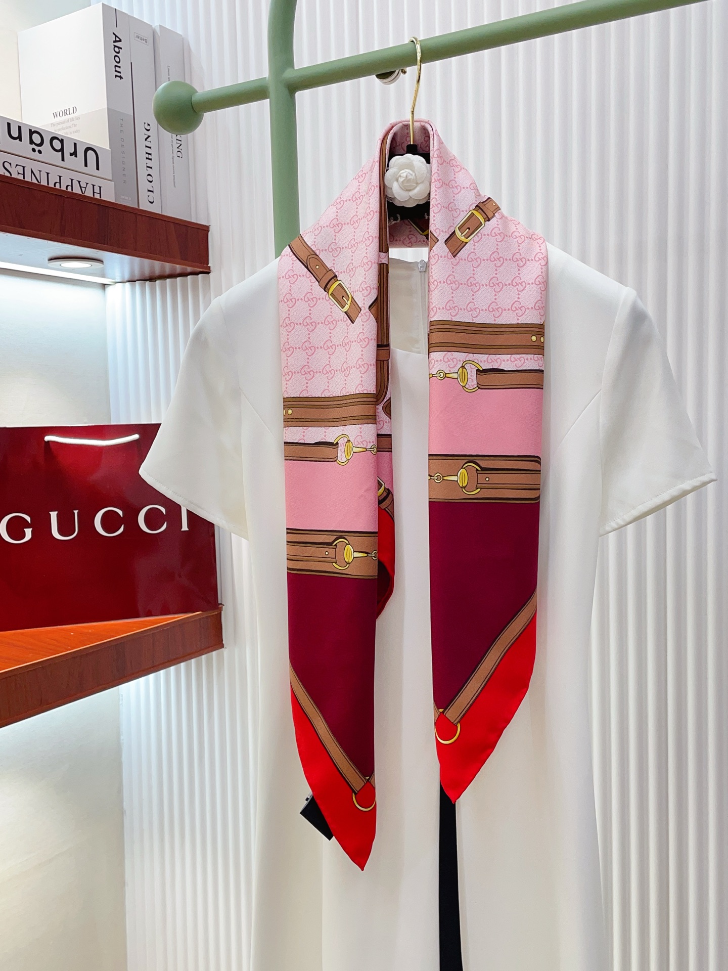 ✨✨【18姆米 双面同色】G家真丝新款🆕👏👏买了都说好看‼️推荐💕真丝方巾，顶级工艺超值‼️专柜爆款🎁💟