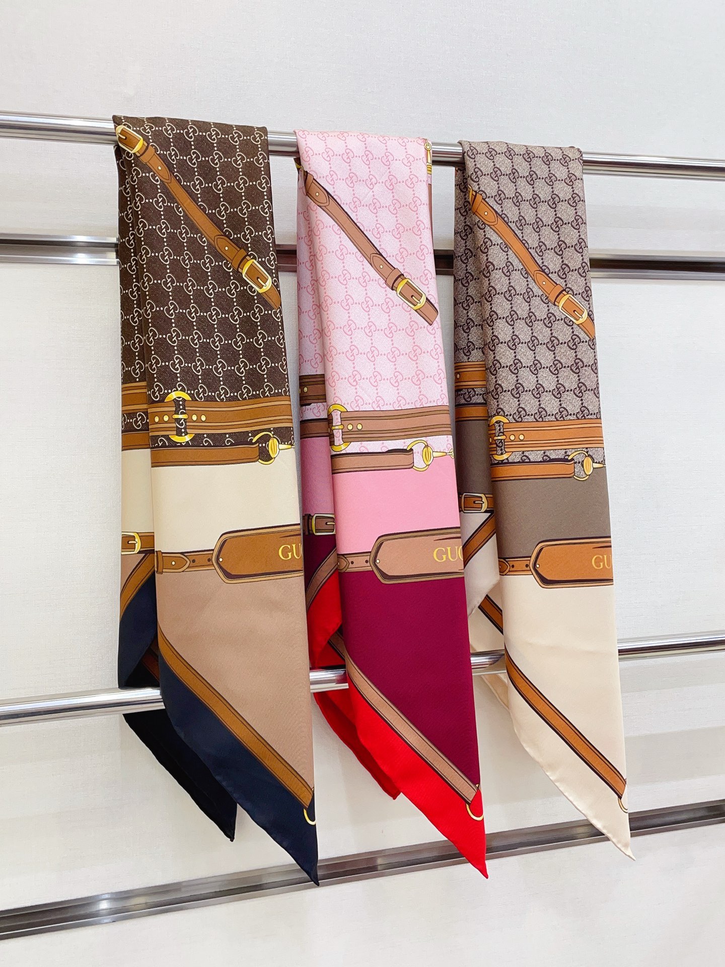 ✨✨【18姆米 双面同色】G家真丝新款🆕👏👏买了都说好看‼️推荐💕真丝方巾，顶级工艺超值‼️专柜爆款🎁💟