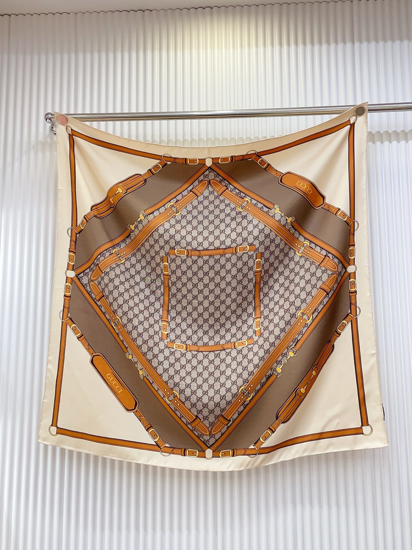 ✨✨【18姆米 双面同色】G家真丝新款🆕👏👏买了都说好看‼️推荐💕真丝方巾，顶级工艺超值‼️专柜爆款🎁💟