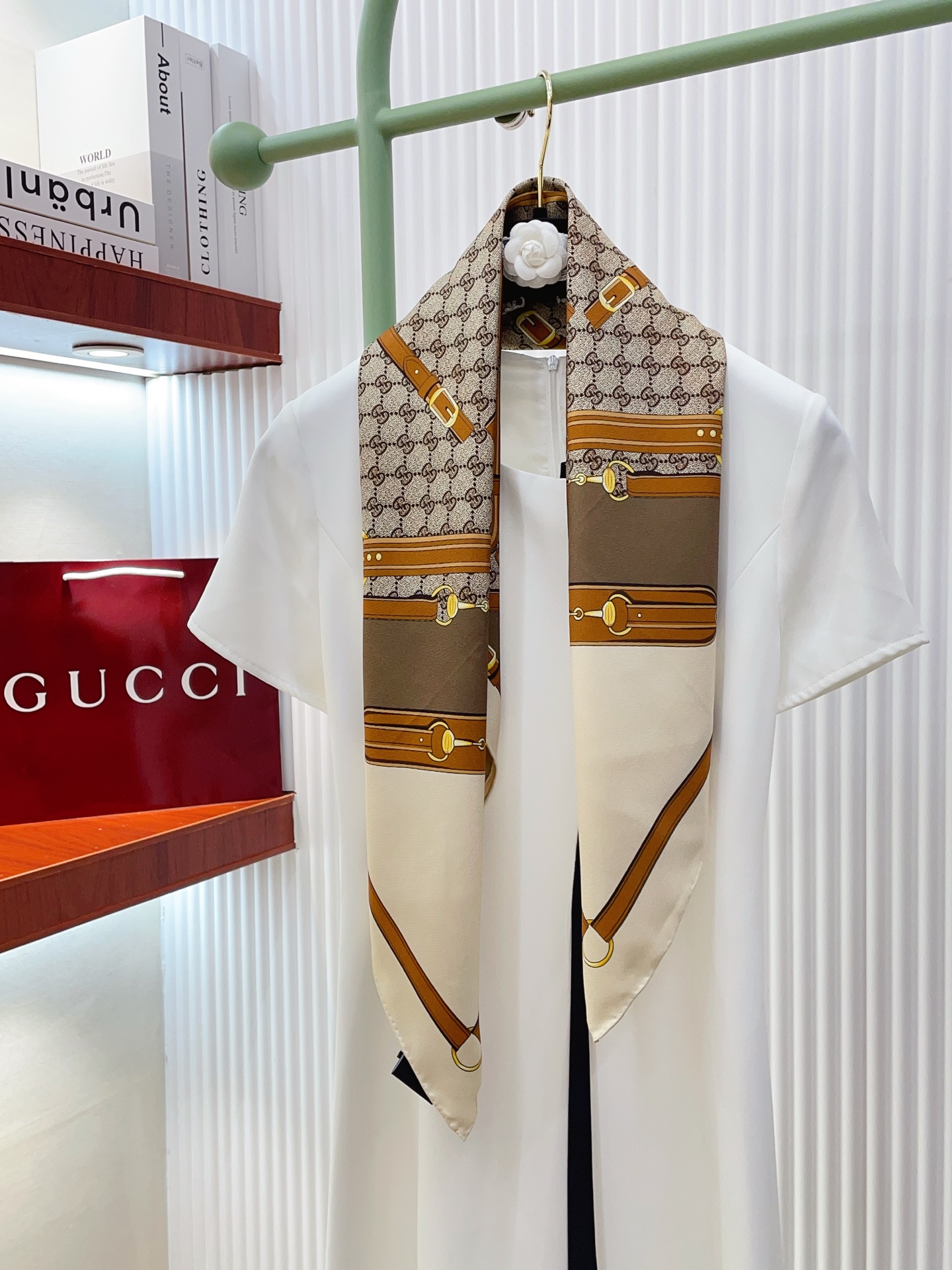 ✨✨【18姆米 双面同色】G家真丝新款🆕👏👏买了都说好看‼️推荐💕真丝方巾，顶级工艺超值‼️专柜爆款🎁💟