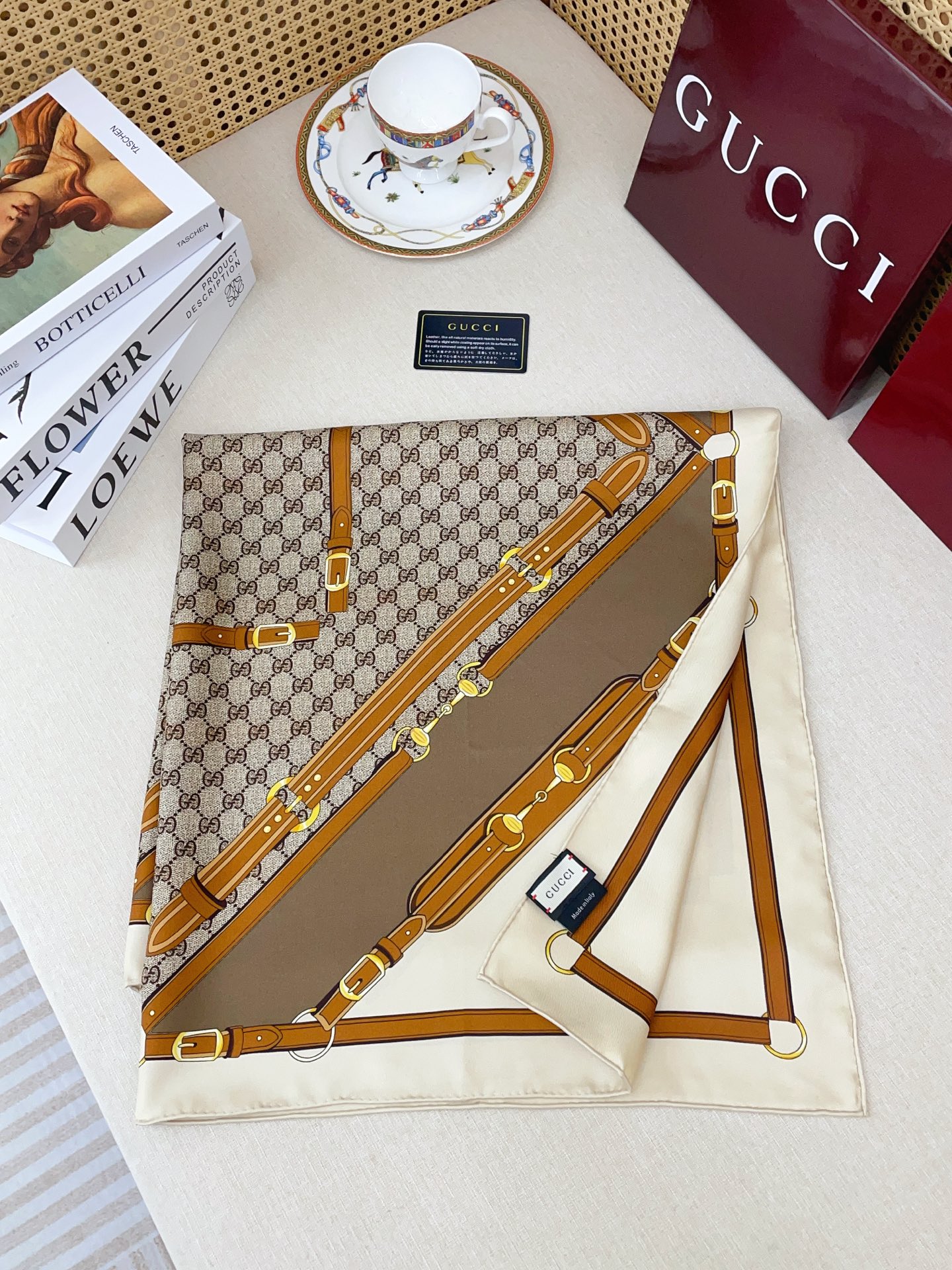 ✨✨【18姆米 双面同色】G家真丝新款🆕👏👏买了都说好看‼️推荐💕真丝方巾，顶级工艺超值‼️专柜爆款🎁💟